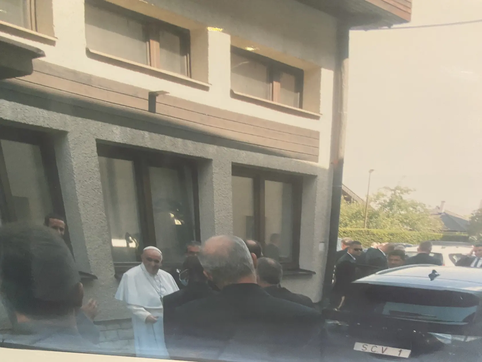 Pápež František pri zadnom vchode prešovského exercičného domu. 