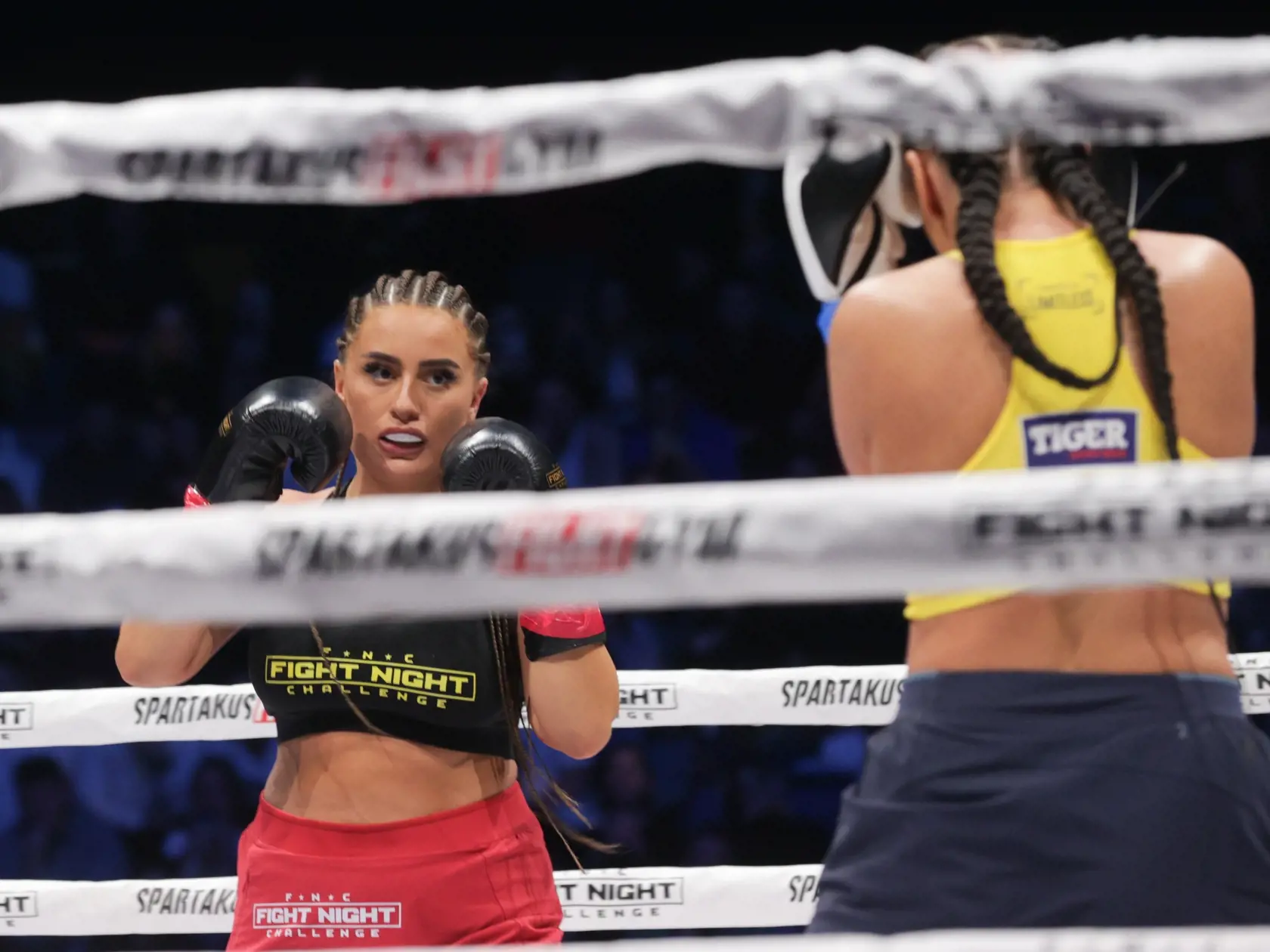 Lenka Tejbusová sa v ringu Fight Night Challenge pobila s ,,Kollárovou" Pimpinočkou. Pimpa vyhrala.