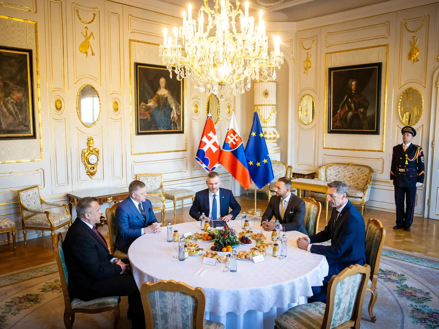 Stretnutie politických strán k zahraničnopolitickej orientácii Slovenska s prezidentom SR v prezidentskom paláci. Na snímke sú zľava Andrej Danko, predseda vlády SR Robert Fico, prezident SR Peter Pellegrini, minister vnútra Matúš Šutaj Eštok a Milan Majerský.