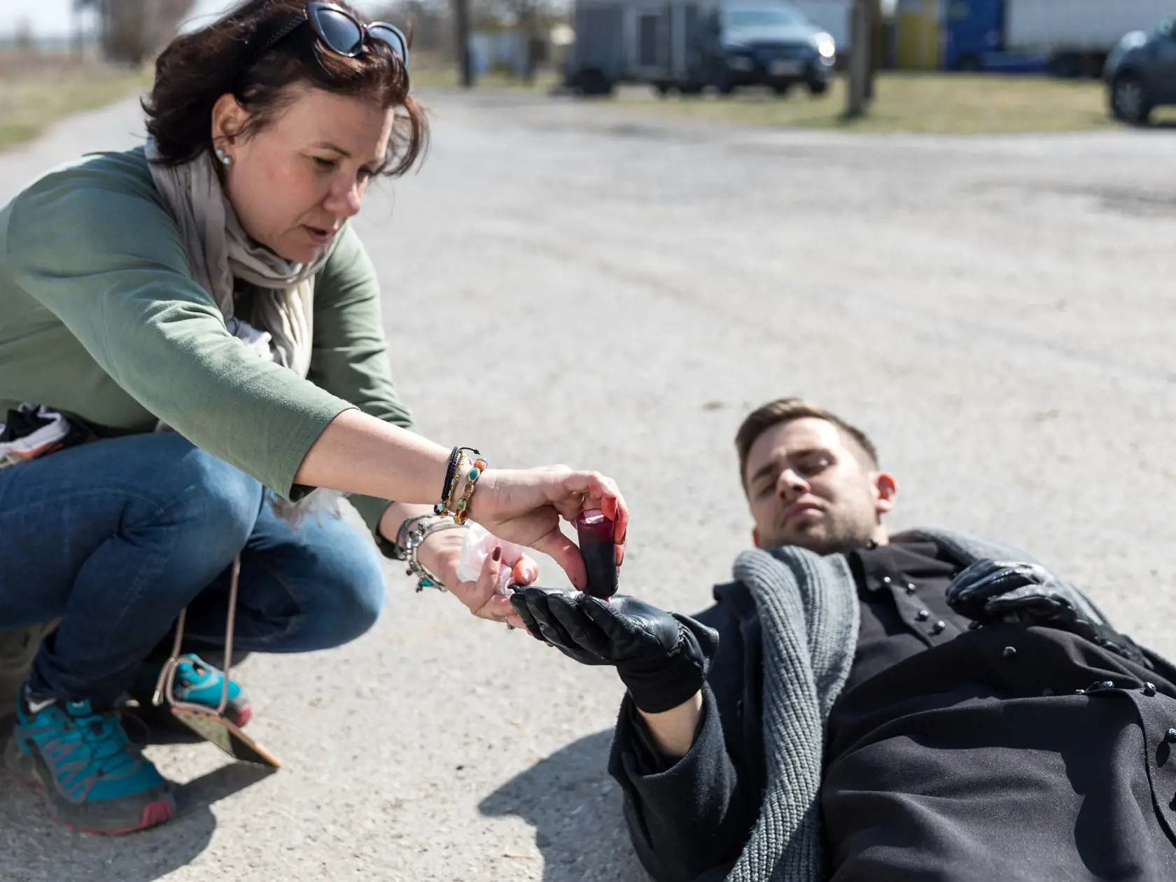 Dávku falošnej krvi dostal Vincent priamo do ruky.