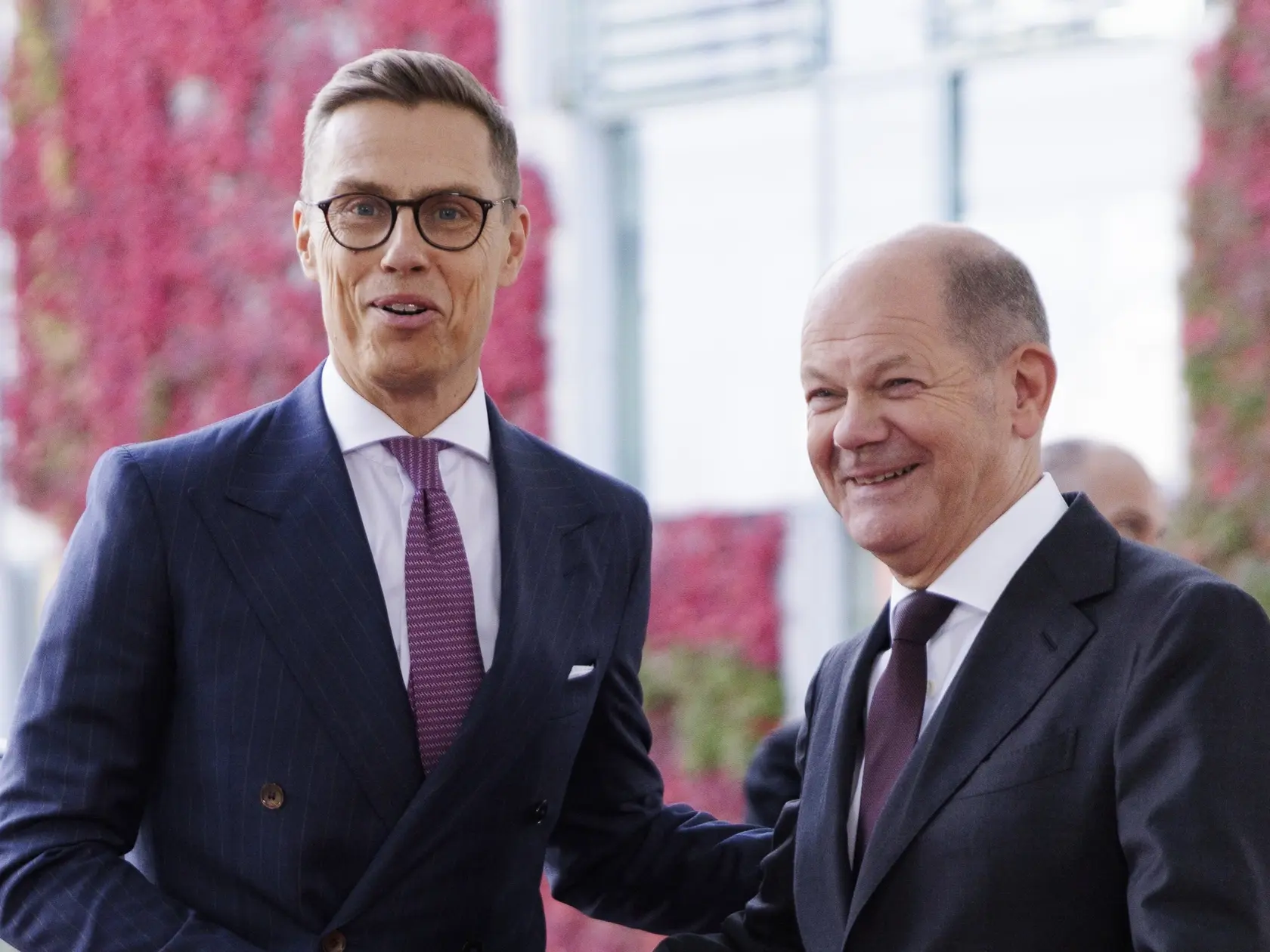Nemecký kancelár Olaf Scholz (vpravo) víta fínskeho prezidenta Alexandra Stubba pred ich stretnutím v Berlíne 22. októbra 2024.