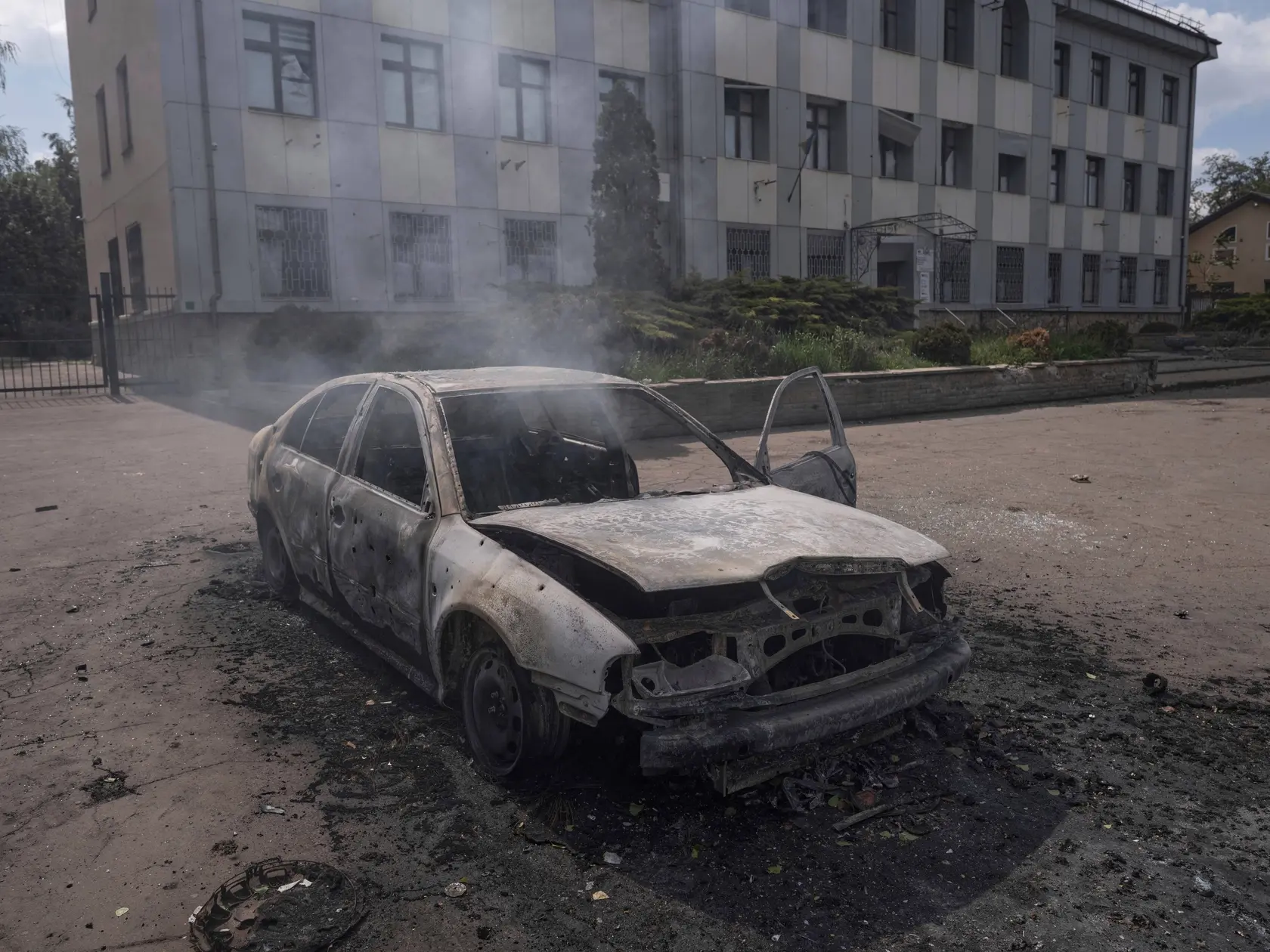 Na snímke zhorené auto s obhoreným telom 55-ročného vodiča na zastávke verejnej dopravy po útoku ruského dronu na mesto Kosťantynivka v Doneckej oblasti na východe Ukrajiny v piatok 16. mája 2025. FOTO TASR/AP   
In this photo provided by Ukraine's 93rd Kholodnyi Yar Separate Mechanized Brigade press service, a burnt car with a charred body of a 55-year-old driver inside is seen following the strike of Russian Molniya-1 drone in the center of Kostyantynivka, Donetsk region, Ukraine, Friday, May 16, 2025. (Iryna Rybakova/Ukraine's 93rd Mechanized Brigade via AP)
