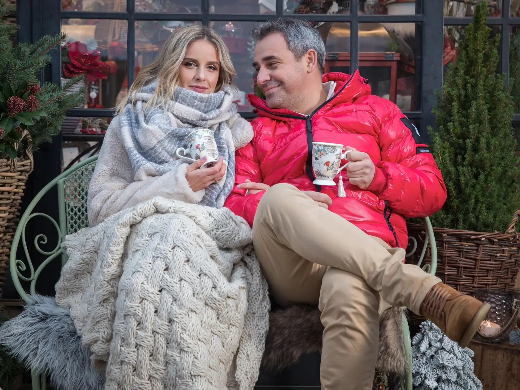 Na snímke je Filip Túma a jeho partnerka Nela Pocisková počas fotografovania vianočnej témy pre magazín Nový čas pre ženy.