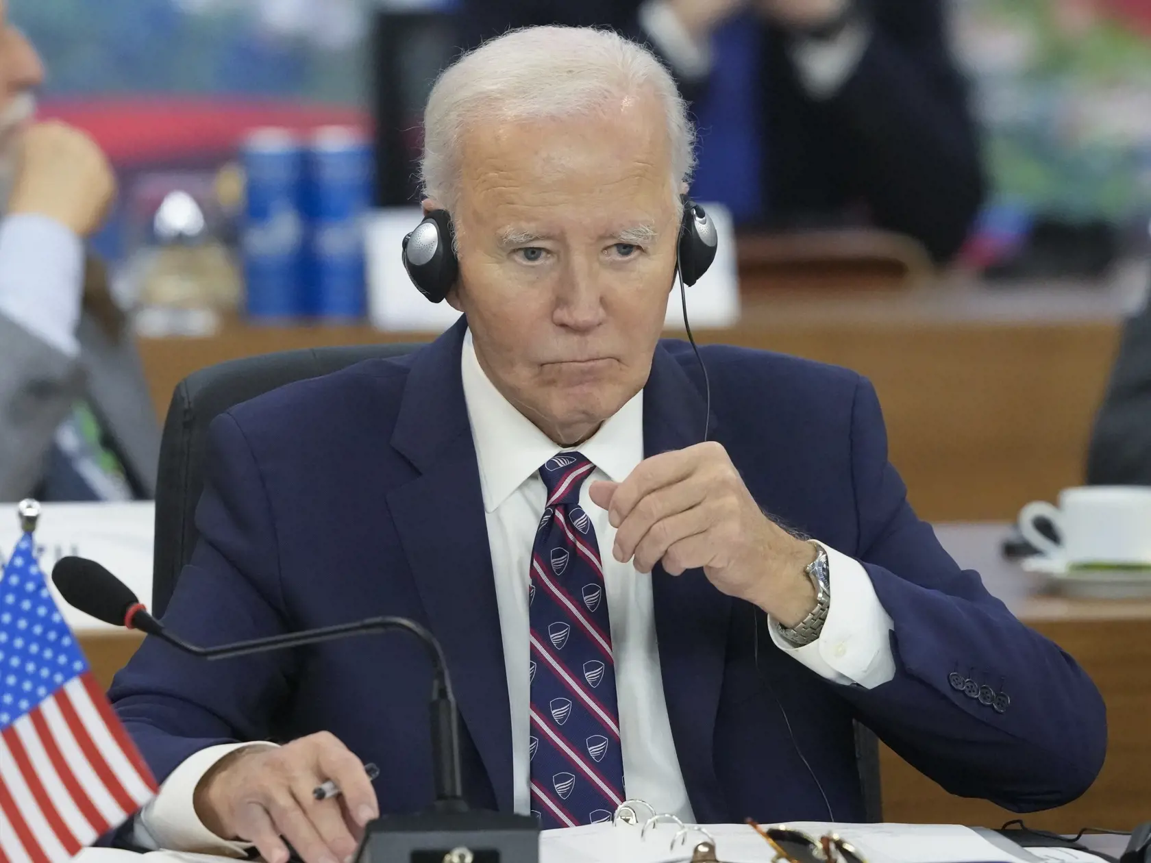 WA 12 Rio de Janeiro - Americký prezident Joe Biden počúva počas summitu lídrov skupiny G20 v brazílskom meste Rio de Janeiro v utorok 19. novembra 2024. FOTO TASR/AP


U.S. President Joe Biden attends the G20 Summit leaders meeting in Rio de Janeiro, Tuesday, Nov. 19, 2024. (AP Photo/Eraldo Peres)