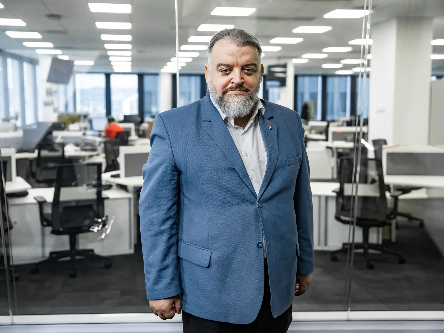 "Je strašnou hanbou pre Slovensko, že takýto človek stál na čele štátu. No ešte bizarnejšie je, že štát, ktorý Andrej Kiska okradol, mu bude naďalej vyplácať doživotnú rentu. Táto situácia si podľa mňa vyžaduje novelu zákona, na základe ktorej právoplatne odsúdený exprezident takéto privilégiá stratí," napísal Eduard Chmelár k situácii.