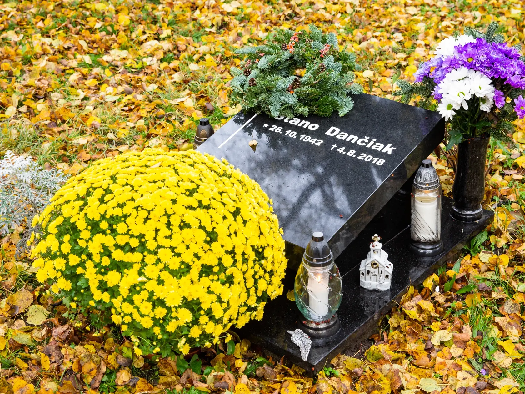 Blížia sa Dušičky, spomínajte a nebojte sa smútiť a rozprávať o tom. Hrob Stana Dančiaka na Ondrejskom cintoríne v Bratislave.