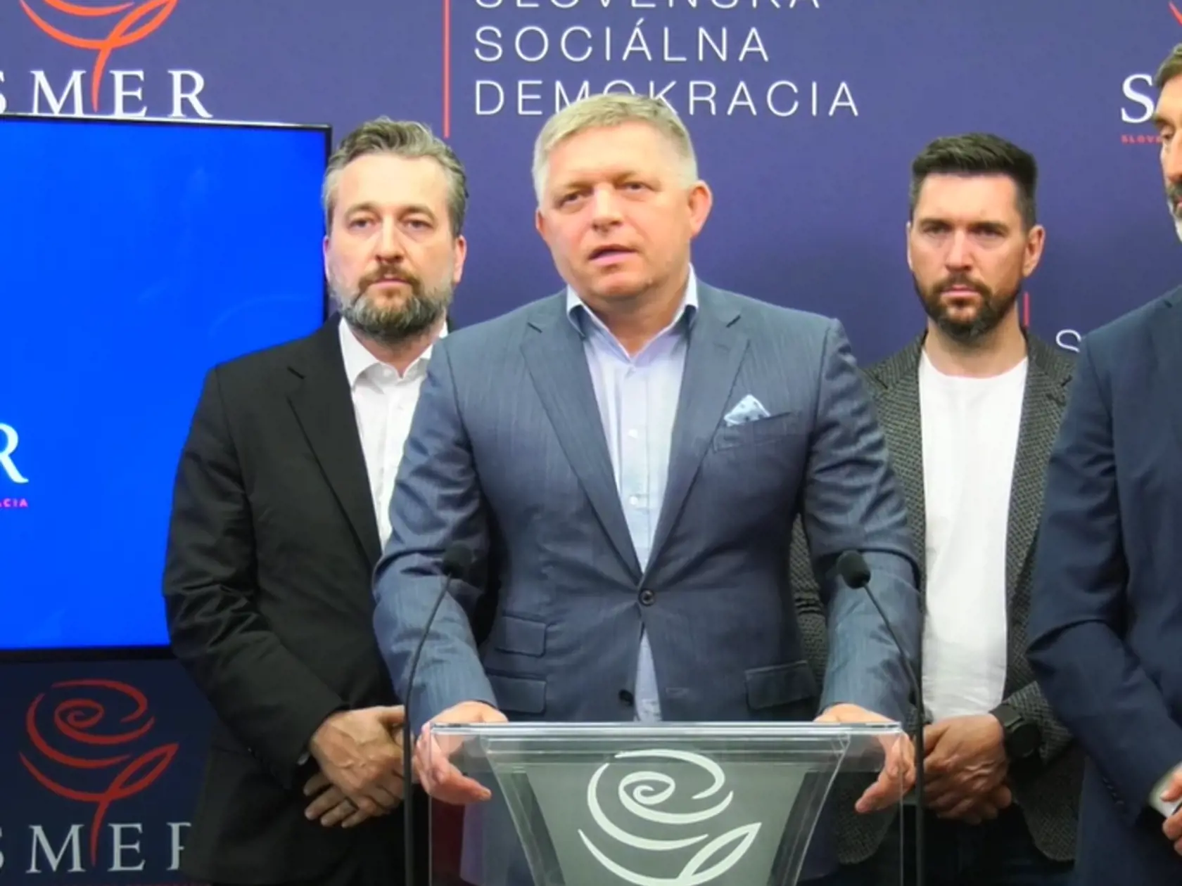 Podľa predsedu Smeru-SSD Roberta Fica sa začínajú prekračovať všetky červené čiary, pokiaľ ide o demokratickú a férovú politickú súťaž na Slovensku. Uviedol to aj v súvislosti s informáciami, že Ministerstvo práce, sociálnych vecí a rodiny SR malo účelovo prideliť vyše 21 miliónov eur istej nadácii.