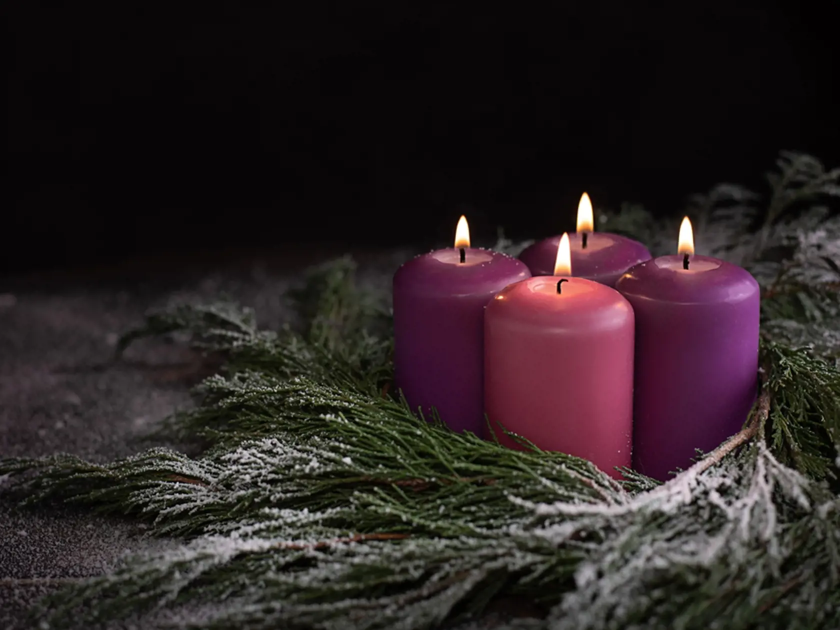 Na adventný veniec patria tri fialové sviečky a jedna ružová. 