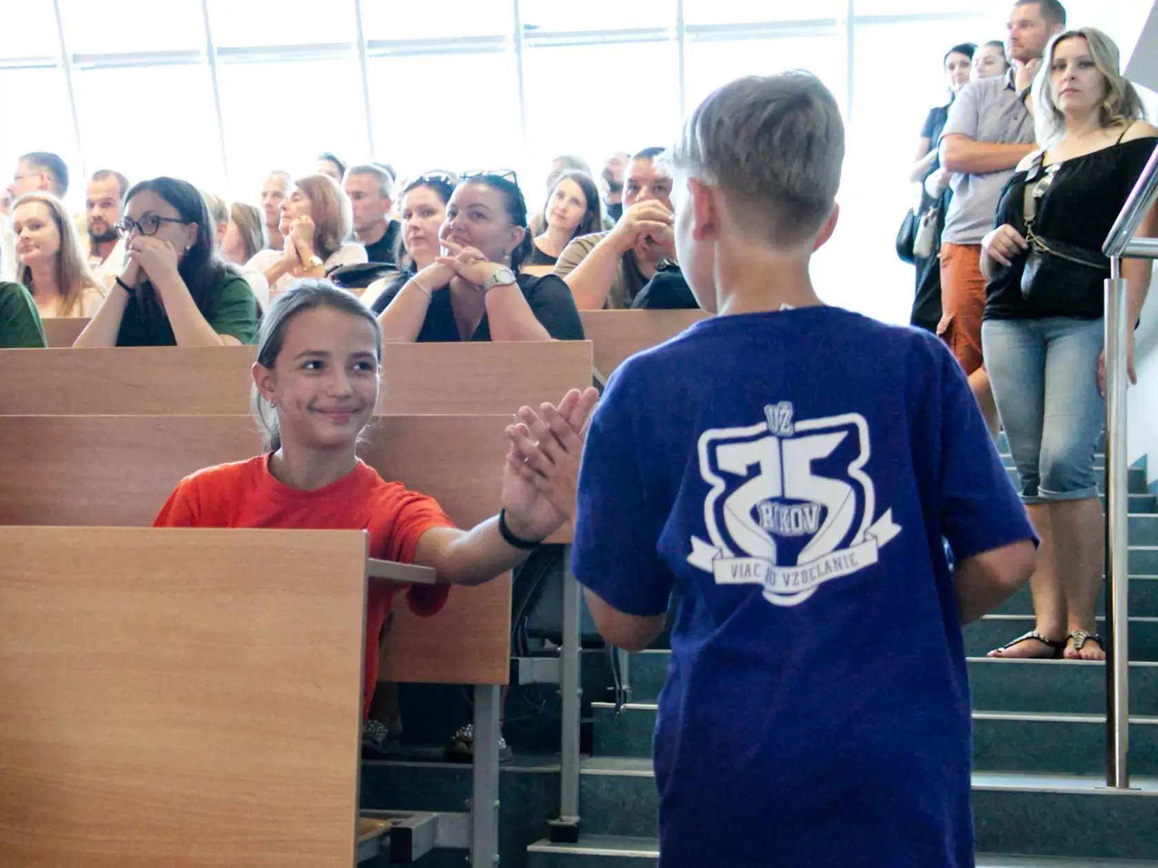 Bakalarček: Trička sú nielen rôznofarebné, ale na chrbte majú logo univerzity.(archívny záber)