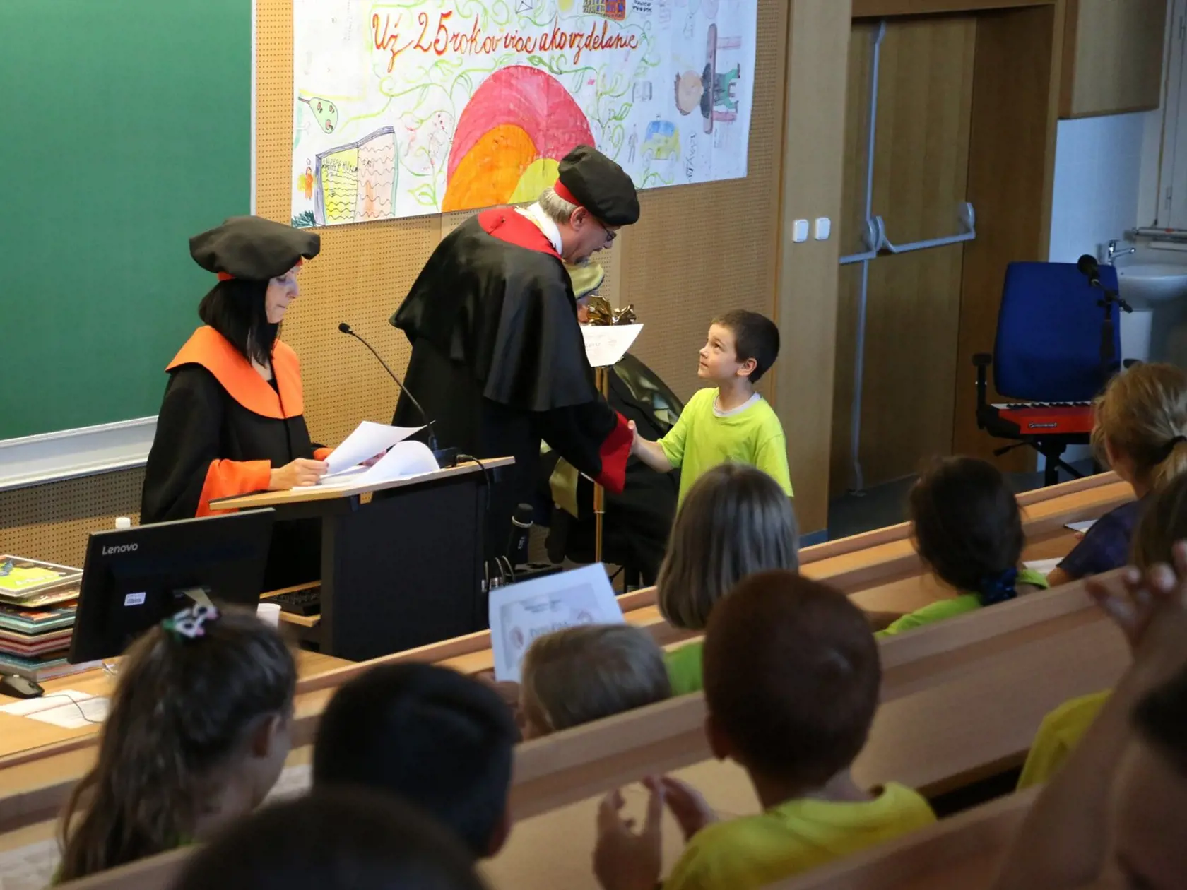 Bakalarček: Slávnostná promócia. (archívny záber)