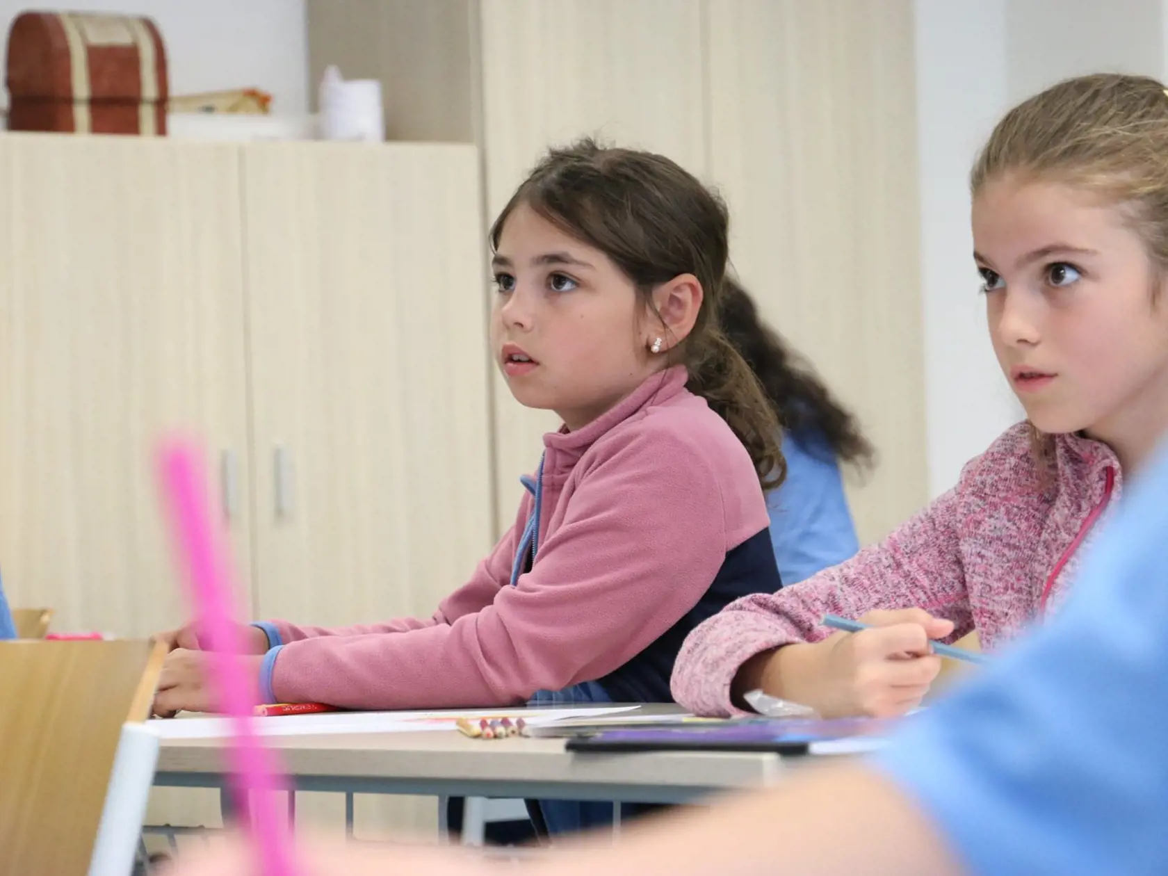 Bakalarček: Tieto dve slečny radšej ako na kúpalisku trávia čas v aule. (archívny záber)