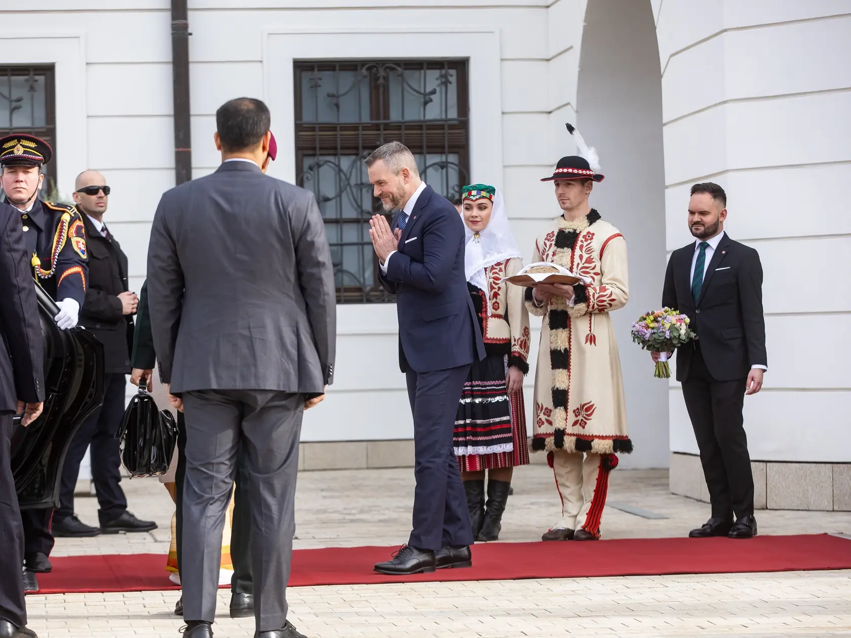 Prezident SR Peter Pellegrini víta v Grasalkovičovom paláci prezidentku Indickej republiky Draupadi Murmúovú.
