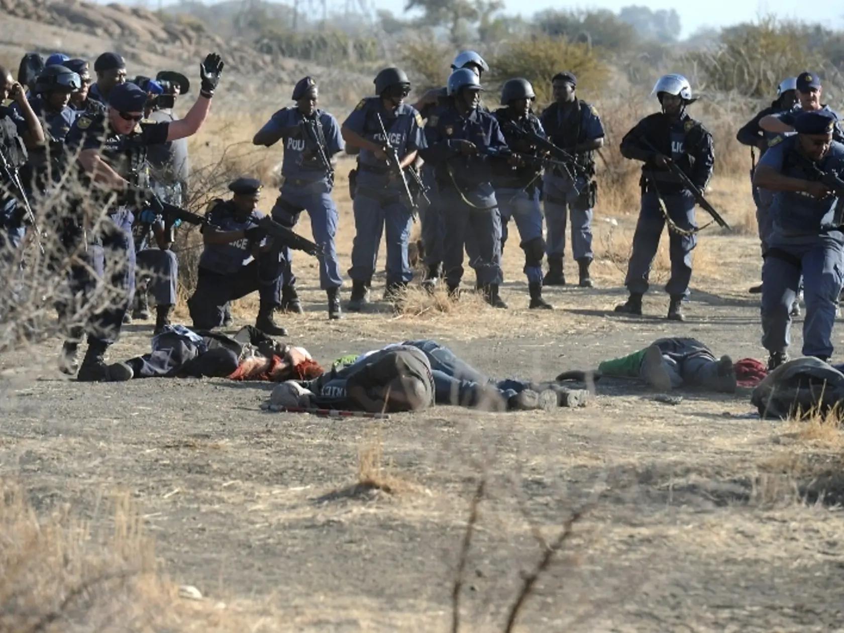 Minister pre políciu Nathi Mthethwa v piatok informoval, že incident sa stal v bani Marikana pri Johannesburgu, ktorá patrí najväčšiemu producentovi platiny, spoločnosti Lonmin.