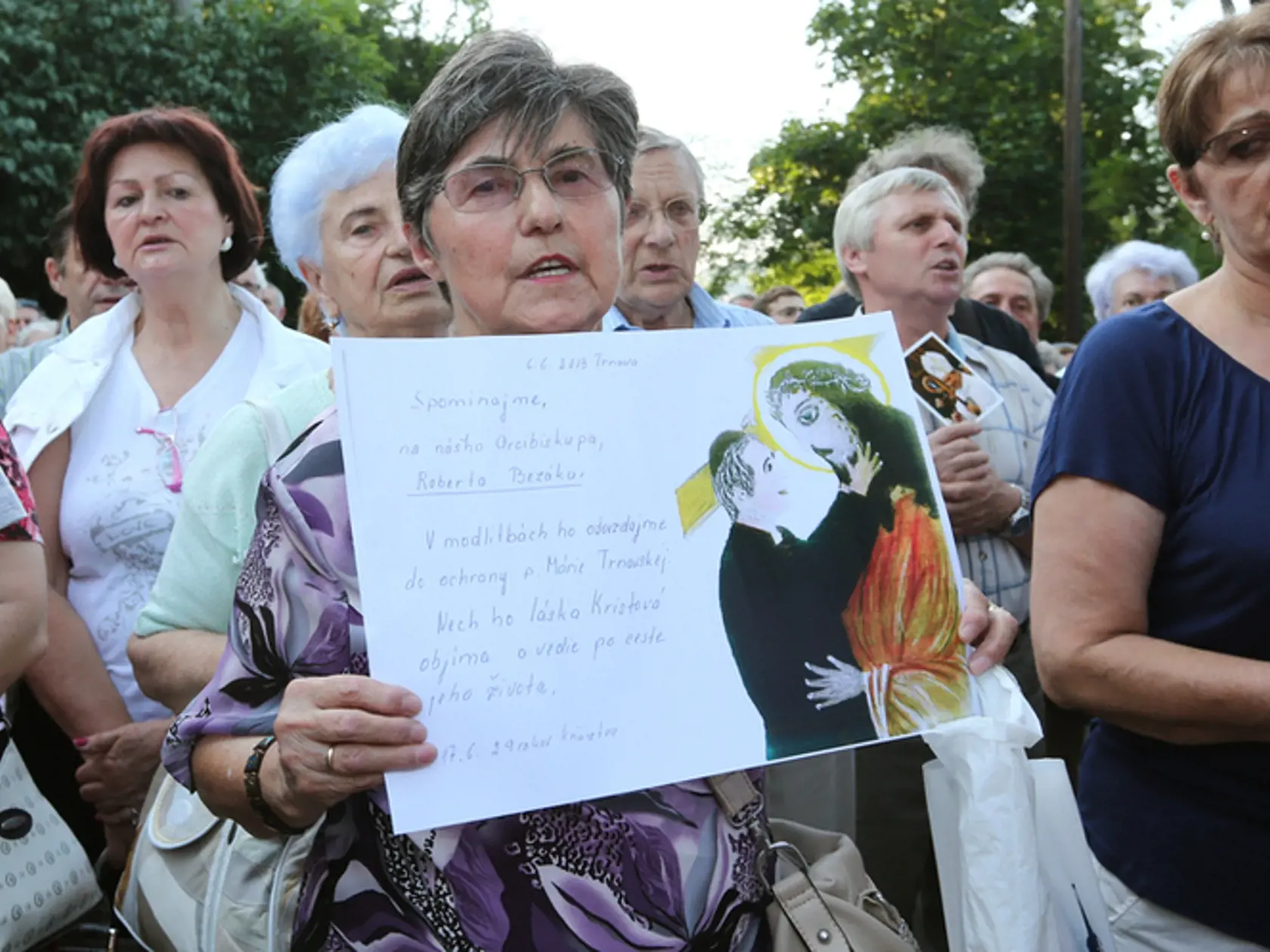 Veriaci počas modlitby za mons. Róberta Bezáka pred budovou Arcibiskupskej nunciatúry v Bratislave.