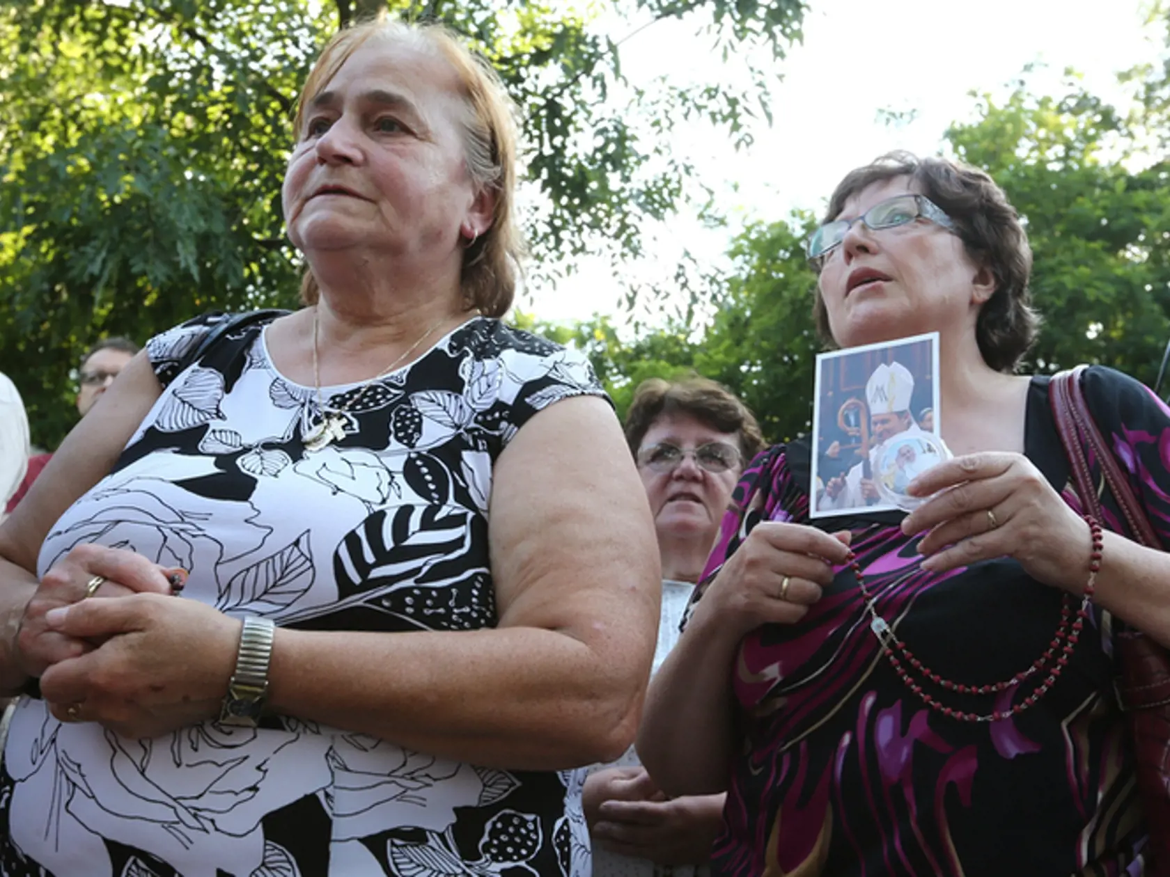Veriace počas modlitby za mons. Róberta Bezáka pred budovou Arcibiskupskej nunciatúry v Bratislave.
