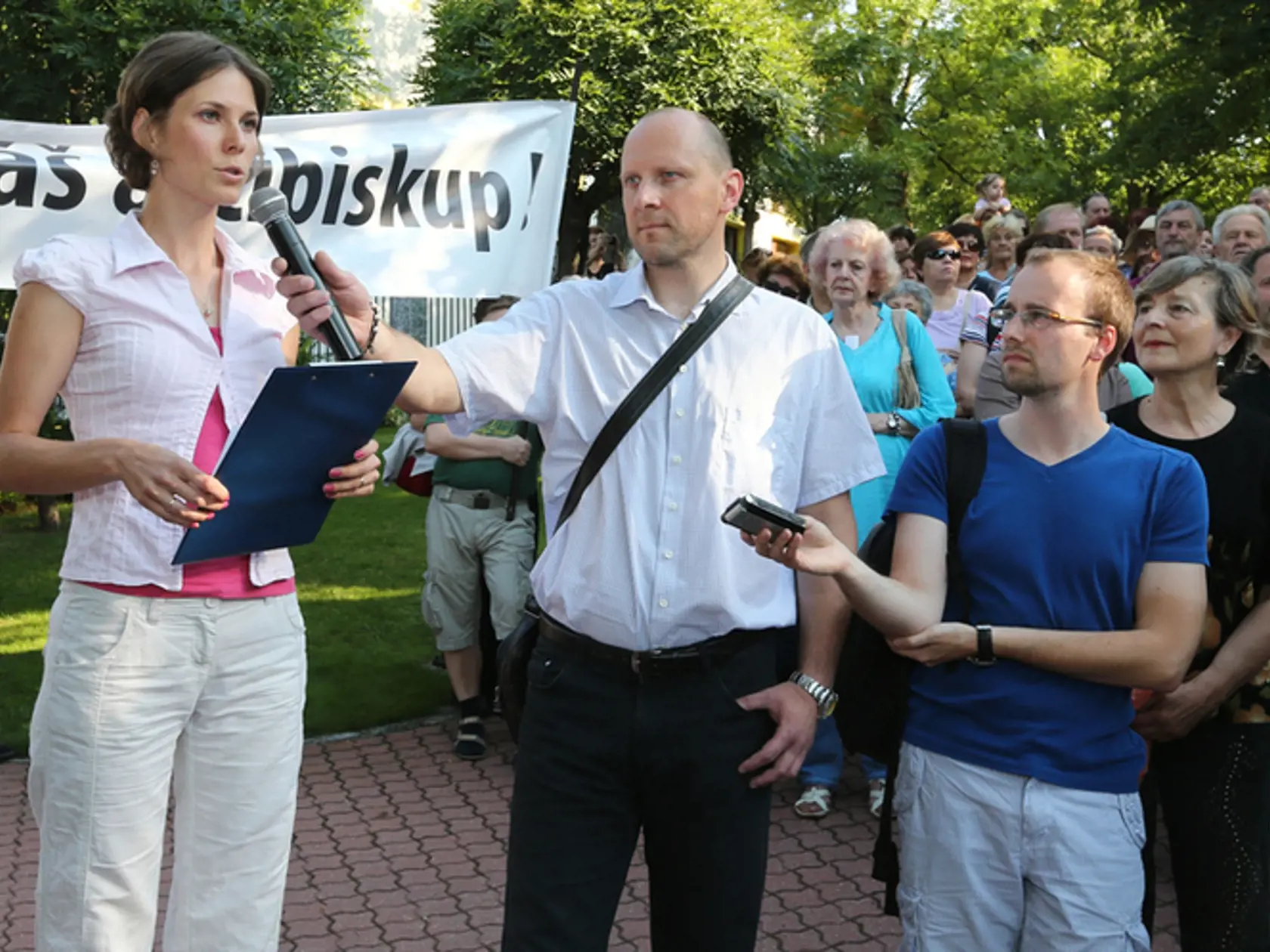 Veriaci počas modlitby za mons. Róberta Bezáka pred budovou Arcibiskupskej nunciatúry v Bratislave.