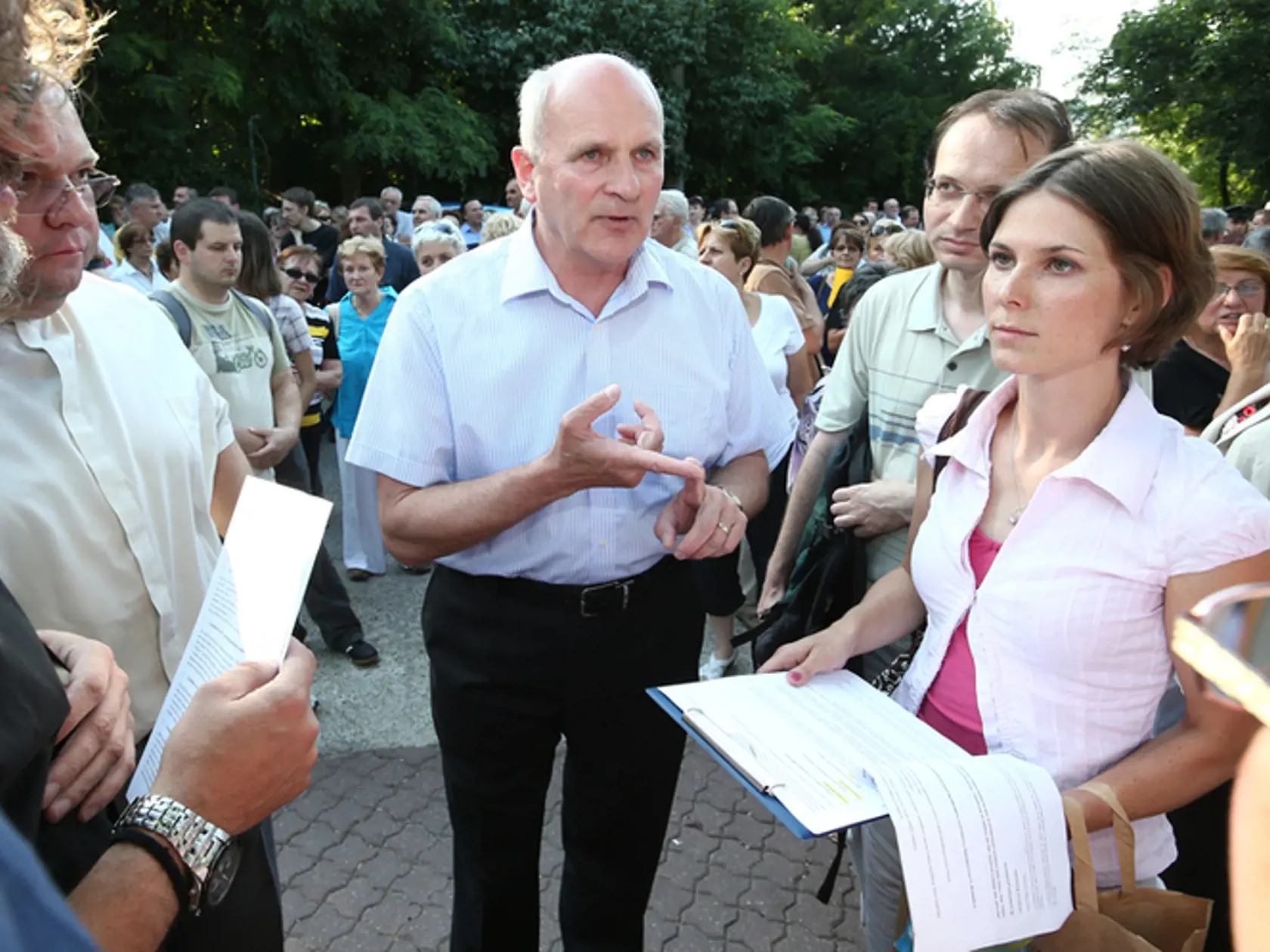 František Mikloško počas modlitby za mons. Róberta Bezáka pred budovou Arcibiskupskej nunciatúry v Bratislave.