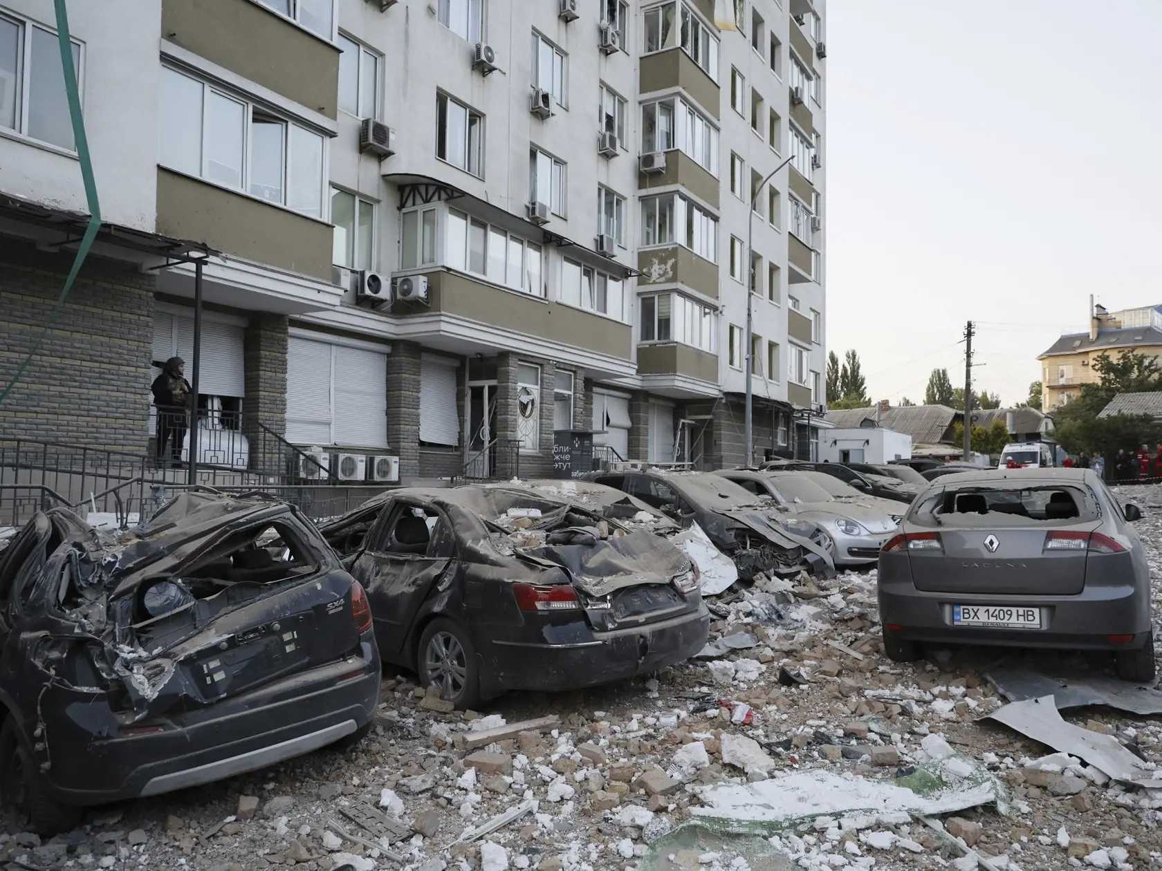 Na snímke sú vraky áut pred viacposchodovou obytnou budovou po "masívnom útoku" ruských dronov na ukrajinské hlavné mesto Kyjev v utorok 30. mája 2023.