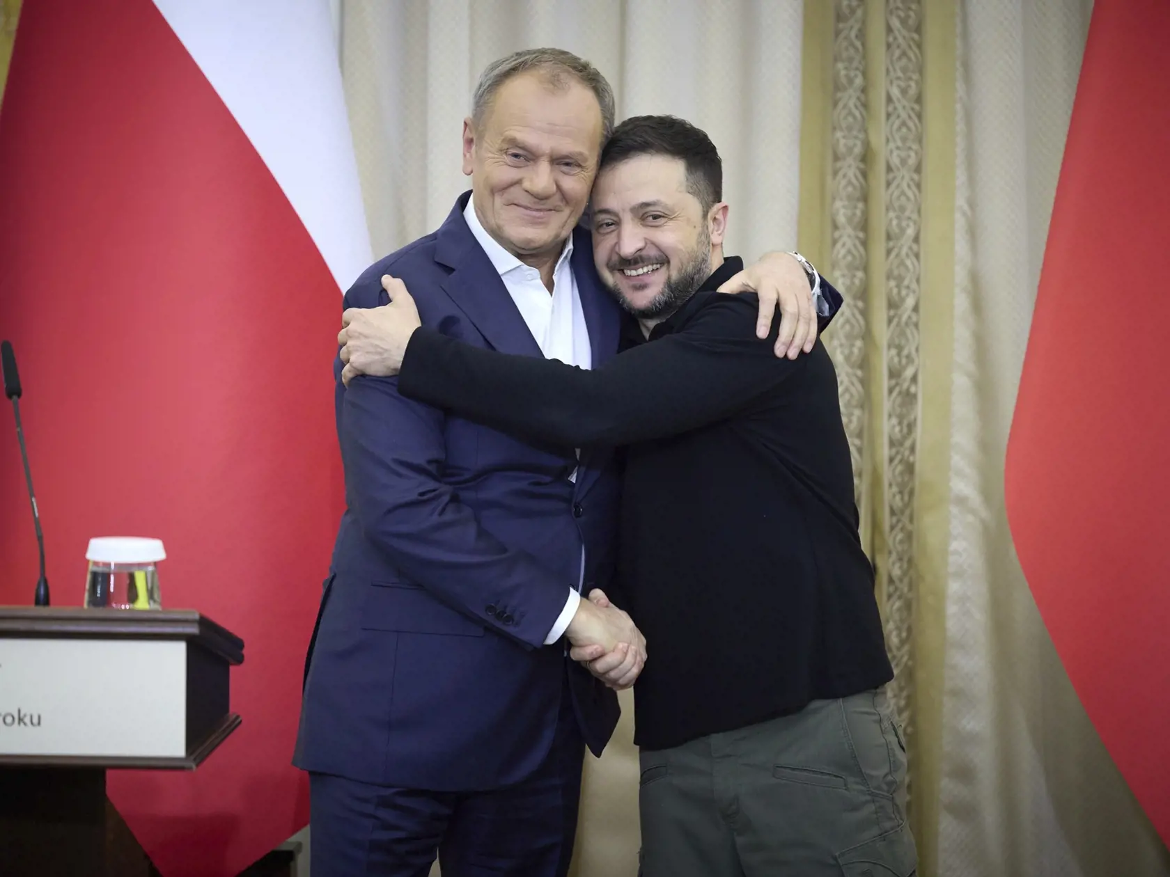 Ukrajinský prezident Volodymyr Zelenskyj (vpravo) a poľský premiér Donald Tusk si podávajú ruky počas stretnutia v západoukrajinskom meste Ľvov 17. decembra 2024.