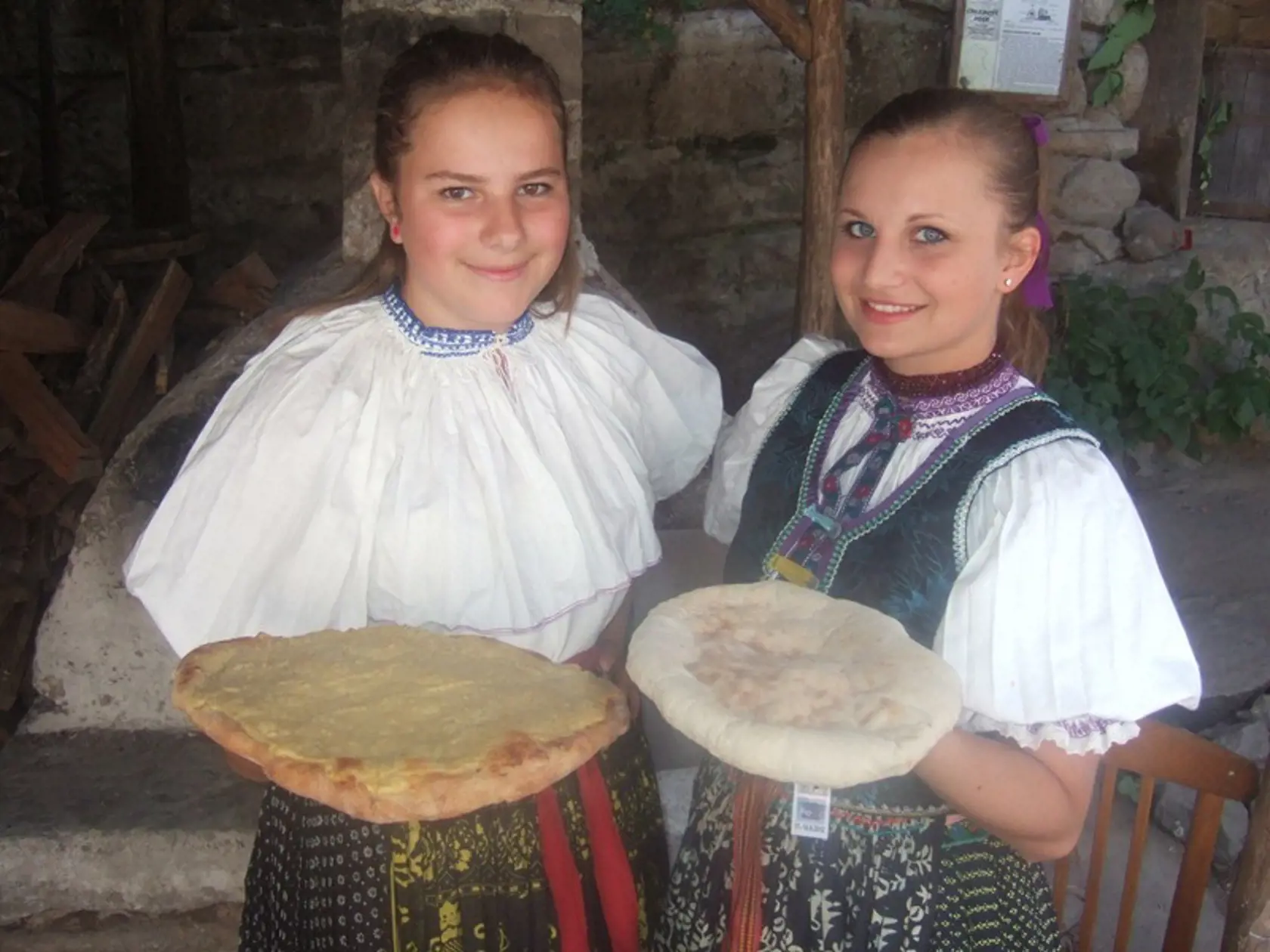 A takto vyzerajú hotové lepníky. Dorota (vľavo) drží sladký lepník a Antónia má v rukách slaný hrušovský lepník.