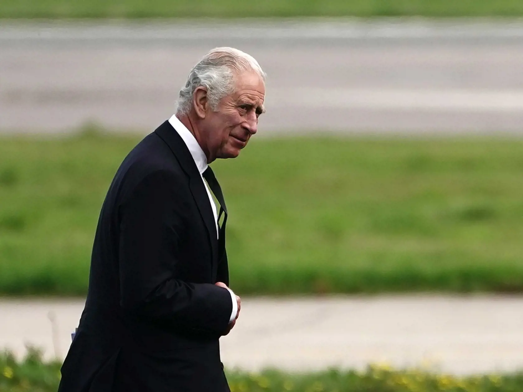 Kráľ Charles III na letisku v Aberdeene, keď cestuje s kráľovnou Camillou do Londýna po smrti panovníčky Alžbety II.