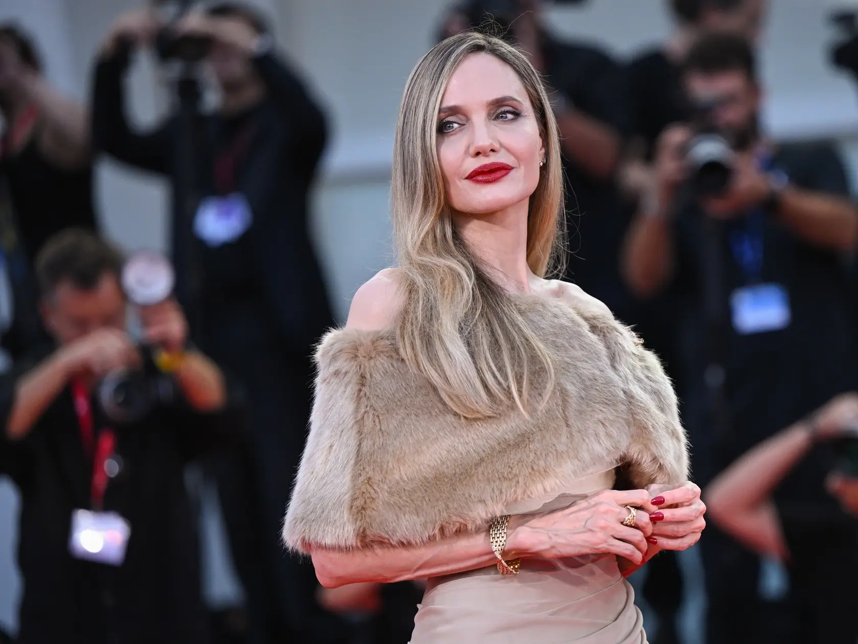 Krásna Angelina Jolie si prechádza veľkou životnou zmenou. Herečka sa totiž musela zmieriť s tým, že jeden z jej synov sa rozhodol odsťahovať z domu.
