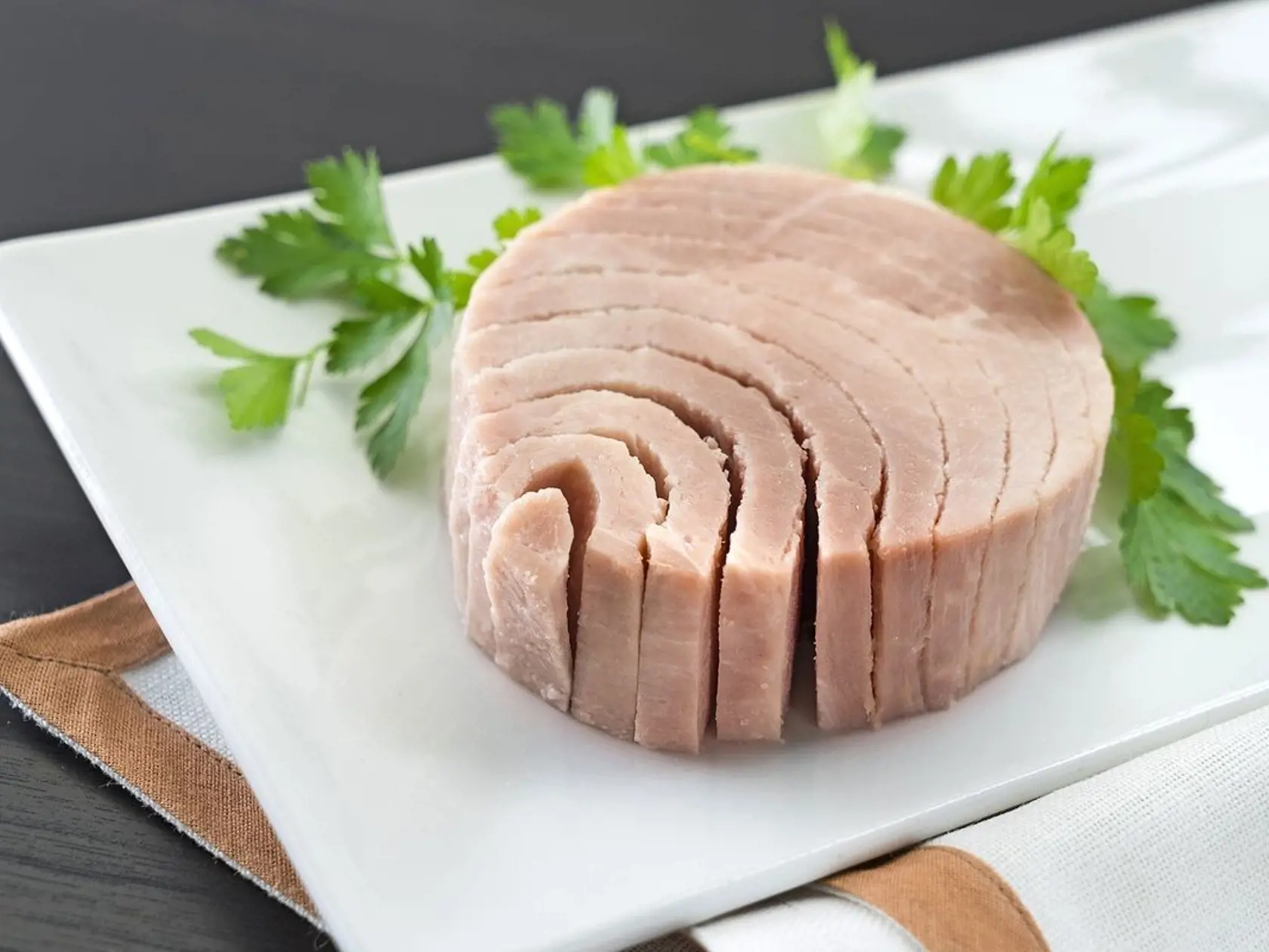 Ohlásila sa vám nečakaná návšteva a vy neviete, čo jej ponúknuť? Zachráni vás obyčajná konzerva s tuniakom.