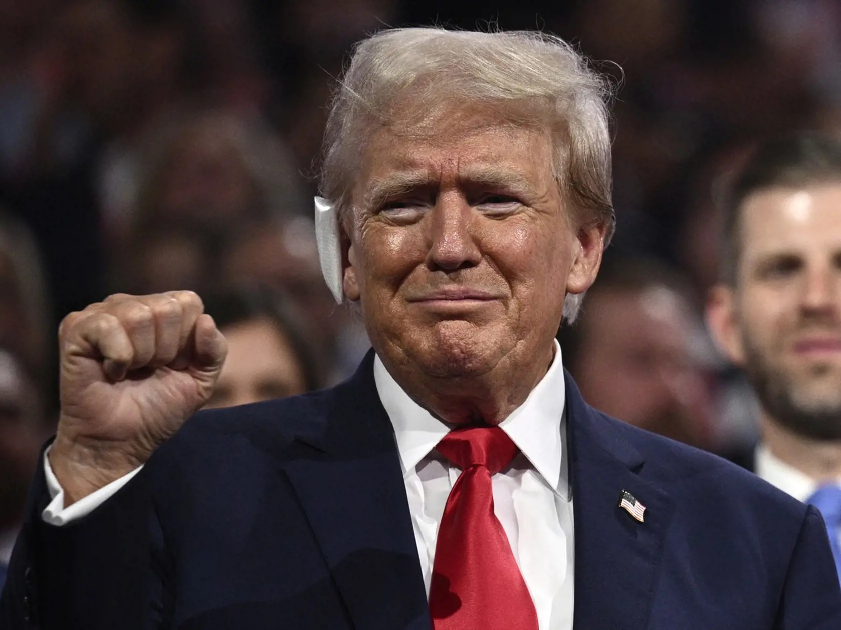 Donald Trump prišiel v pondelok 15. júla 2024 na zjazd Republikánskej strany v Milwaukee v štáte Wisconsin s obviazaným uchom. Bolo to jeho prvé verejné vystúpenie od sobotňajšieho neúspešného atentátu, kde strelné poranenie ucha utrpel.