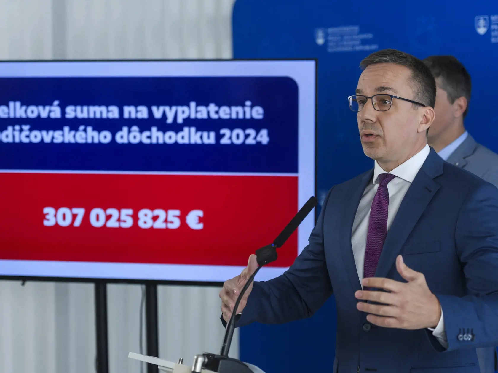 Na snímke minister práce, sociálnych vecí a rodiny SR Erik Tomáš (Hlas-SD) počas tlačovej konferencie na tému: Začína sa vyplácanie rodičovského dôchodku na rok 2024 a spustenie automatického výpočtu dôchodku (na portáli elektronický úver poistenca). V Bratislave 3. júna 2024. FOTO TASR - Jaroslav Novák