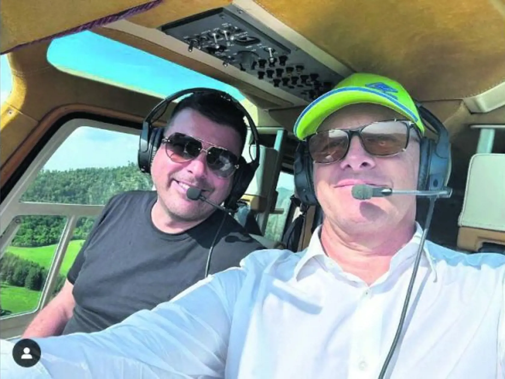 Boris Kollár (vpravo) s pilotom Martinom Borguľom po dolete do Brezna. Helikoptéru viedol sám Borguľa.