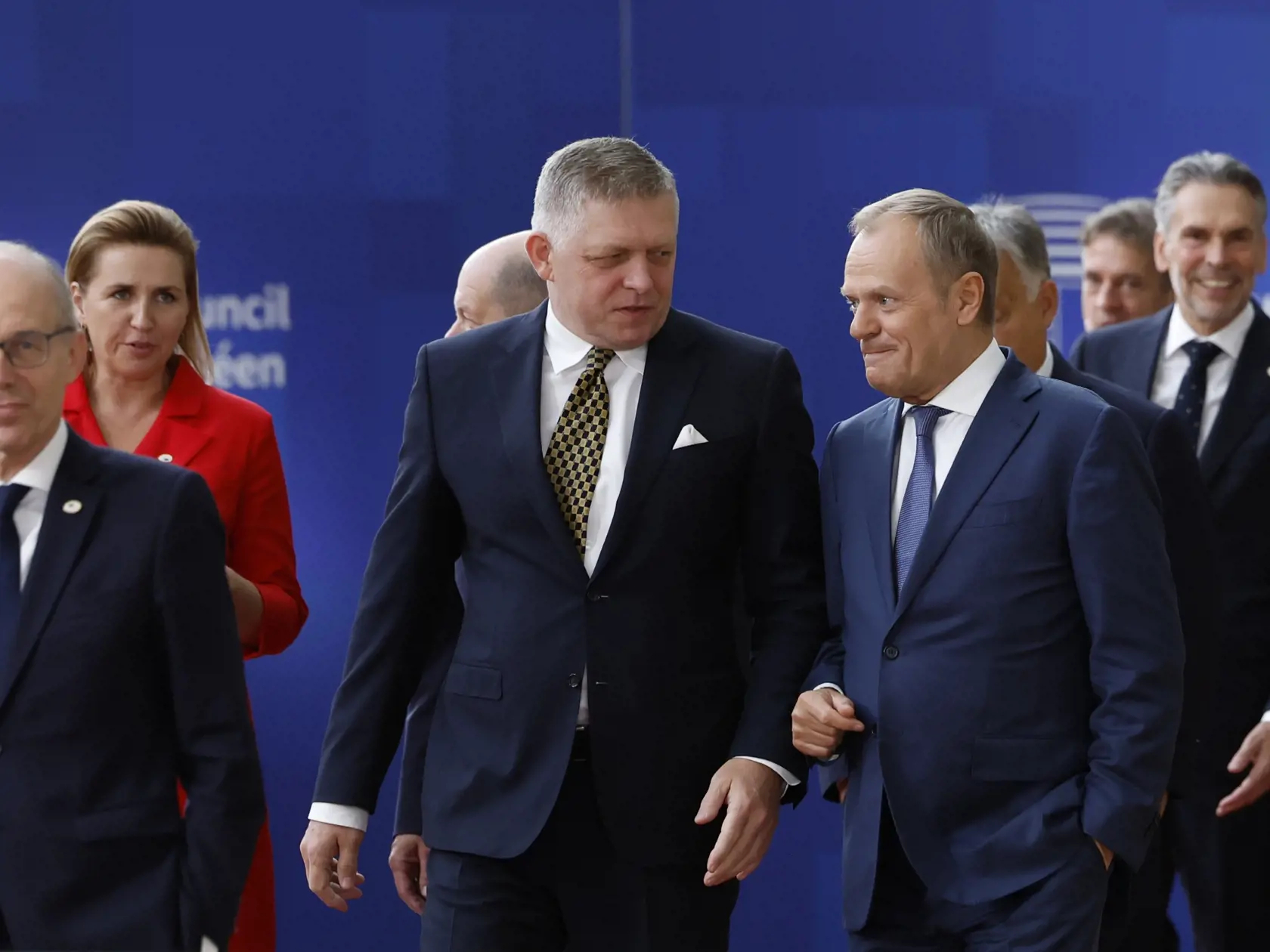 JB 27 Brusel - Premiér SR Robert Fico (uprostred) sa rozpráva s poľským premiérom Donaldom Tuskom (vpravo) počas spoločného fotenia pred summitom EÚ v Bruseli 17. októbra 2024. Samit Európskej rady je naplánovaný na štvrtok a piatok (18. 10.). Hlavnými témami sú vojna na Ukrajine, vývoj na Blízkom východe, migrácia, konkurencieschopnosť a klíma. Vo svetle udalostí môžu vedúci predstavitelia EÚ riešiť aj konkrétne otázky zahraničnej politiky vrátane situácie v Gruzínsku, Moldavsku, Venezuele a Sudáne. Lídri EÚ sa budú venovať ďalšej vojenskej podpore pre Kyjev, preskúmajú pokrok v dodávkach systémov protivzdušnej obrany, munície a rakiet. Diskutovať majú aj o využívaní výnosov zo zmrazených ruských aktív v prospech Ukrajiny a o tom, ako posilniť ukrajinský energetický sektor a jeho kritickú infraštruktúru pred blížiacou sa zimou.
Rokovať budú aj o najnovšom vývoji na Blízkom východe, najmä o kritickej eskalácii násilia v regióne. Budú hľadať spôsoby, ako dosiahnuť okamžité prímerie pozdĺž libanonsko-izraelskej hranice a v Pásme Gazy či prepustenie všetkých rukojemníkov. FOTO TASR/AP 

Slovakia's Prime Minister Robert Fico, center, talks to Poland's Prime Minister Donald Tusk as they arrive with other EU leaders for a group photo during an EU summit in Brussels, Thursday, Oct. 17, 2024. (AP Photo/Geert Vanden Wijngaert)