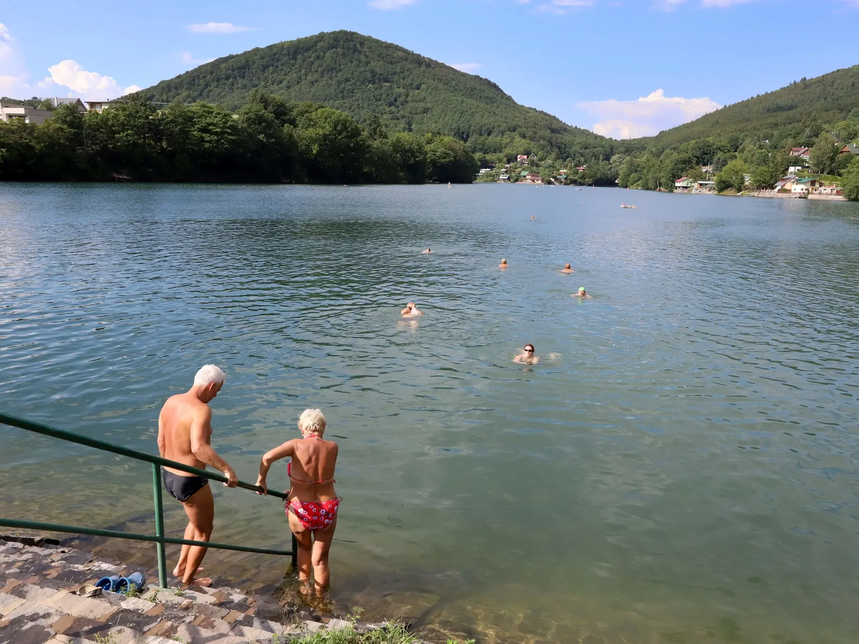 Veľký Kolpašský tajch je mimoriadne navštevovaný. Avšak, znečistený je aj ten.