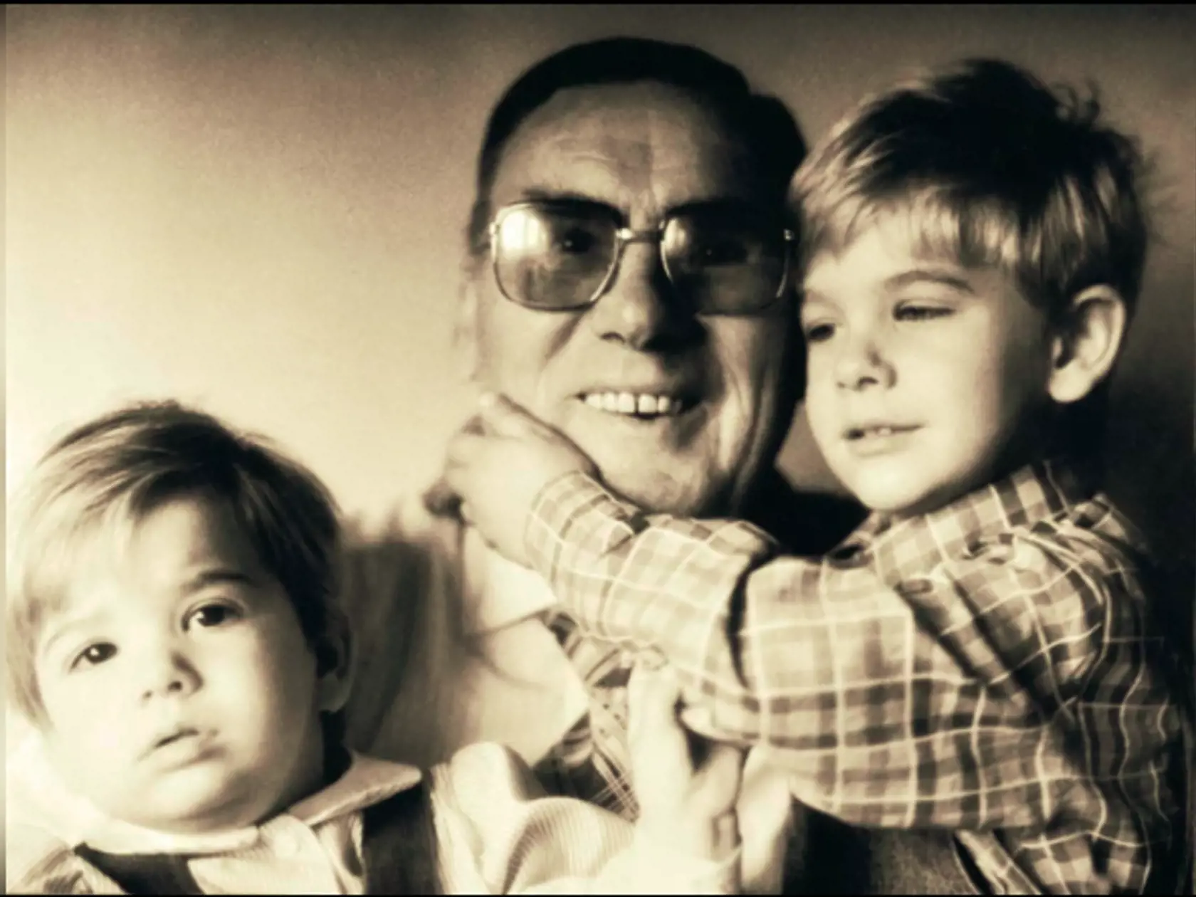 Legendárny herec František Dibarbora s rodinou, vnúčatá si, žiaľ, užil len krátko.