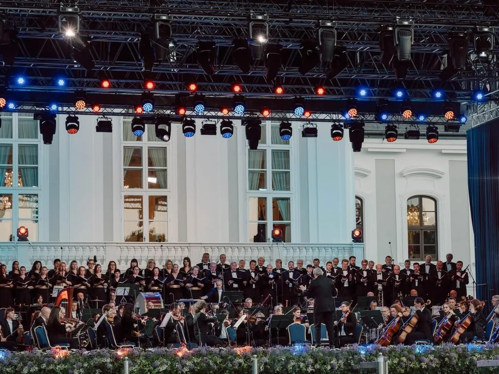 "S úctou som prijal pozvanie pána prezidenta na výnimočný koncert Slovenskej filharmónie. Zazneli diela slovenských aj svetových skladateľov v podaní špičkových umelcov," napísal Podpredseda vlády SR pre Plán obnovy a odolnosti a využívanie eurofondov Peter Kmec. 