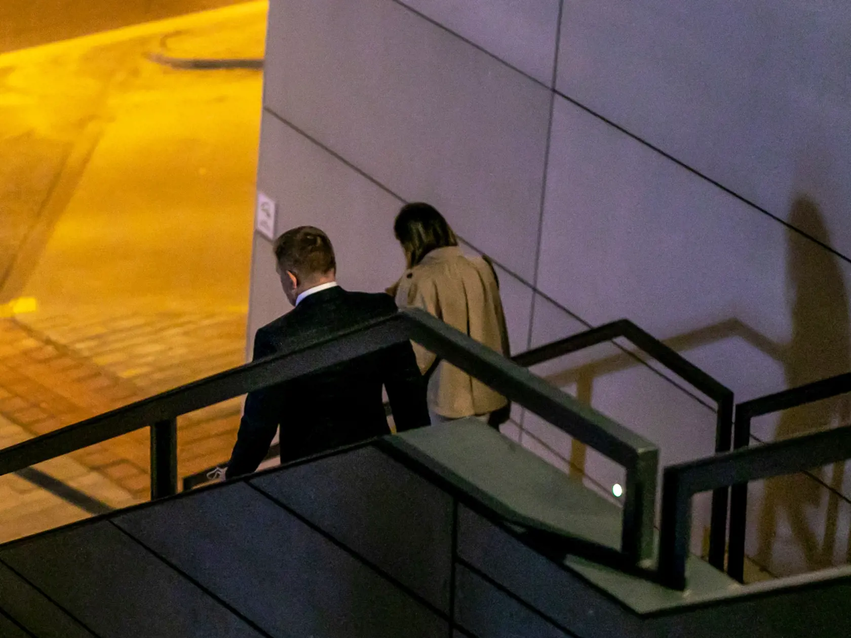 Predseda politickej srany SMER - SD Robert Fico a Katarína Szalayová ako spoločne večerajú a následne odchádzajú z reštaurácie.