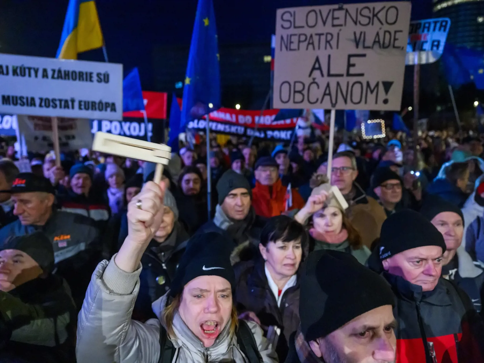 Snímky z protestu Slovensko je Európa v Bratislave na Námestí slobody.