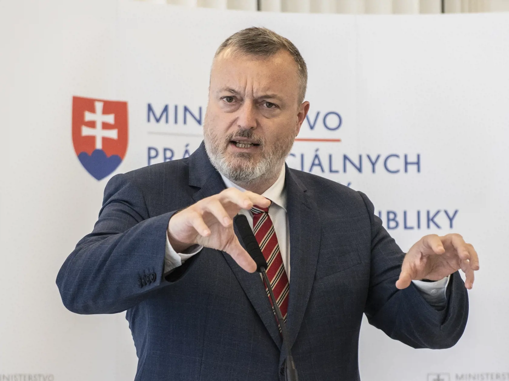 "Predstavitelia ministerstva práce, sociálnych vecí a rodiny, ako aj samotný minister sa so zástupcami dôchodcov pravidelne stretávajú. Ich návrhy prijímame a diskutujeme o nich. Preto aj na základe požiadaviek JDS pripravuje rezort práce možnosti ďalšej inflačnej pomoci pre seniorov, ktorej návrh predstavíme koncom leta," spresnil rezort práce.