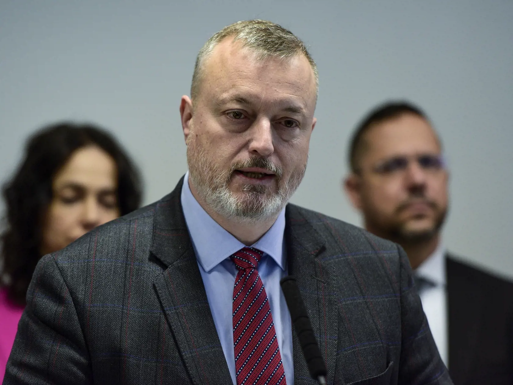 "Predstavitelia ministerstva práce, sociálnych vecí a rodiny, ako aj samotný minister sa so zástupcami dôchodcov pravidelne stretávajú. Ich návrhy prijímame a diskutujeme o nich. Preto aj na základe požiadaviek JDS pripravuje rezort práce možnosti ďalšej inflačnej pomoci pre seniorov, ktorej návrh predstavíme koncom leta," spresnil rezort práce.