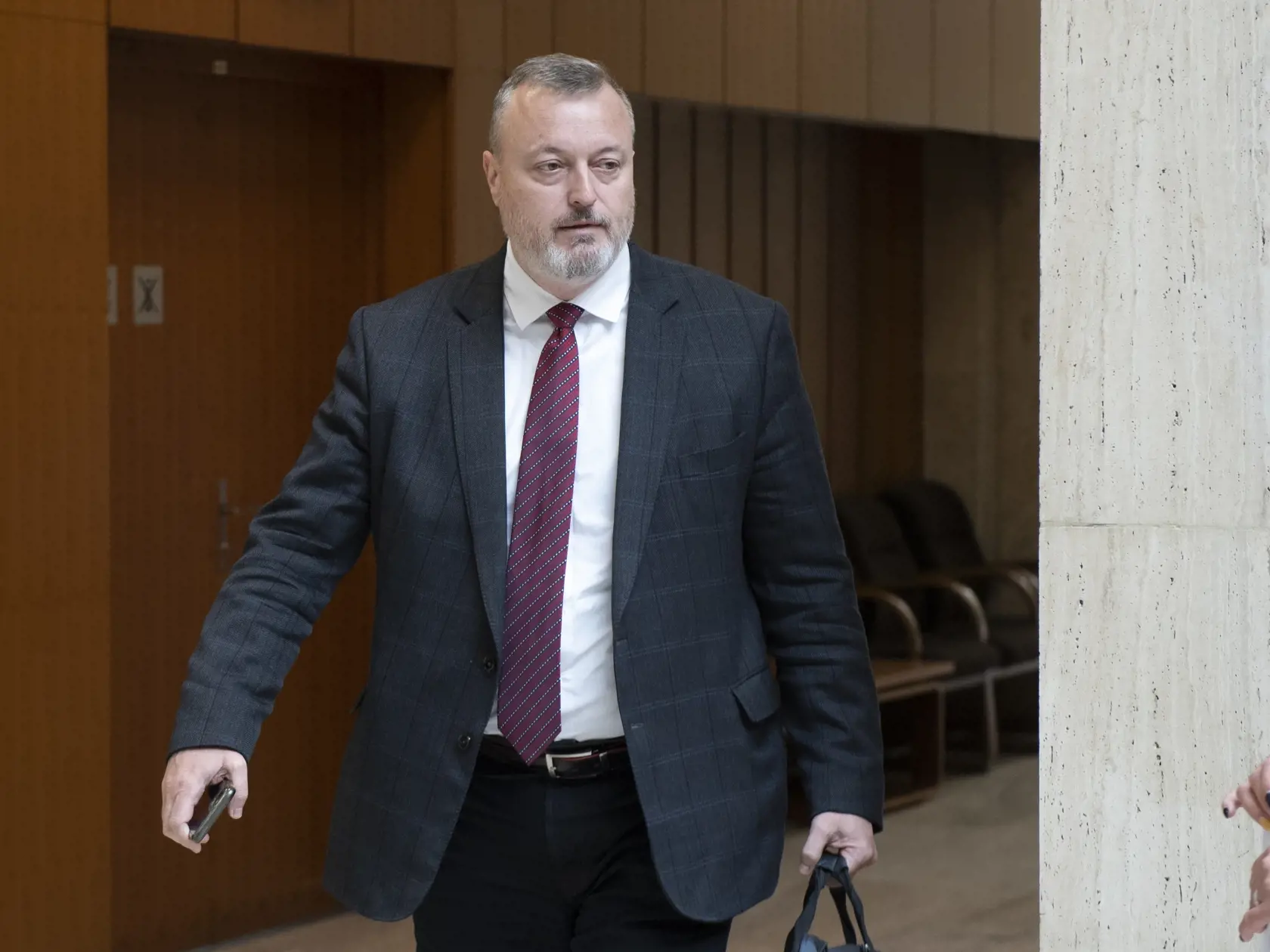 "Predstavitelia ministerstva práce, sociálnych vecí a rodiny, ako aj samotný minister sa so zástupcami dôchodcov pravidelne stretávajú. Ich návrhy prijímame a diskutujeme o nich. Preto aj na základe požiadaviek JDS pripravuje rezort práce možnosti ďalšej inflačnej pomoci pre seniorov, ktorej návrh predstavíme koncom leta," spresnil rezort práce.