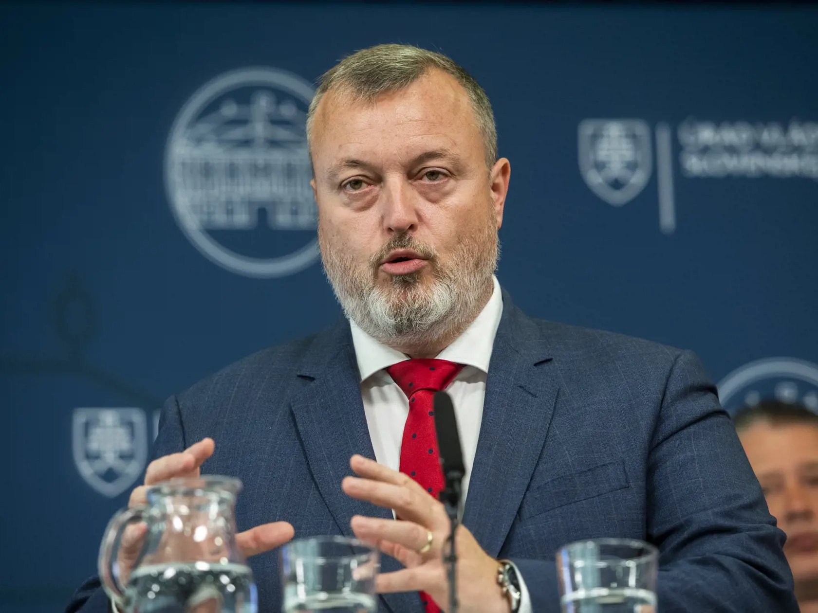 "Predstavitelia ministerstva práce, sociálnych vecí a rodiny, ako aj samotný minister sa so zástupcami dôchodcov pravidelne stretávajú. Ich návrhy prijímame a diskutujeme o nich. Preto aj na základe požiadaviek JDS pripravuje rezort práce možnosti ďalšej inflačnej pomoci pre seniorov, ktorej návrh predstavíme koncom leta," spresnil rezort práce.