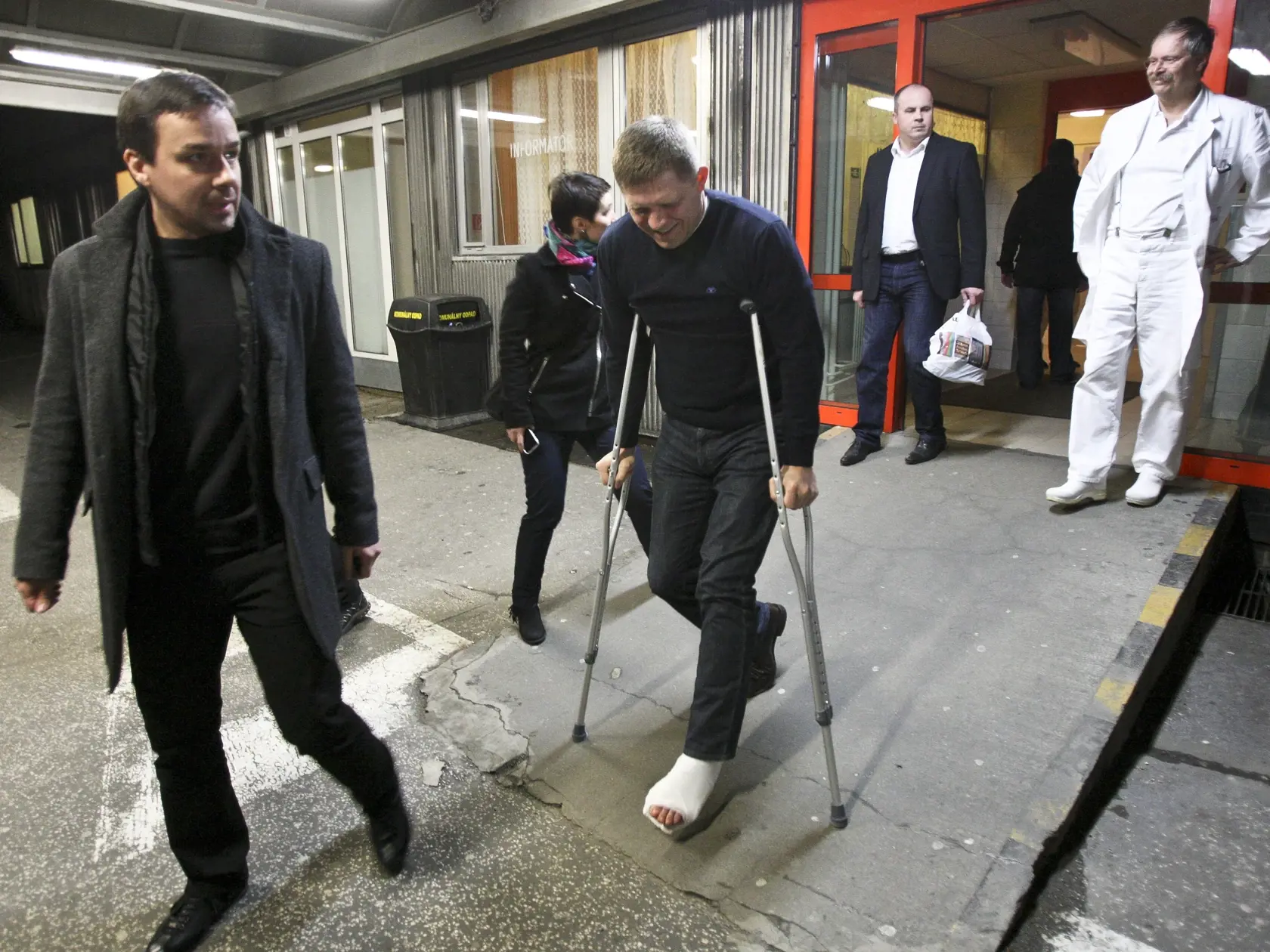 Premiér Robert Fico odchádza po operácií achilovky z nemocnice.