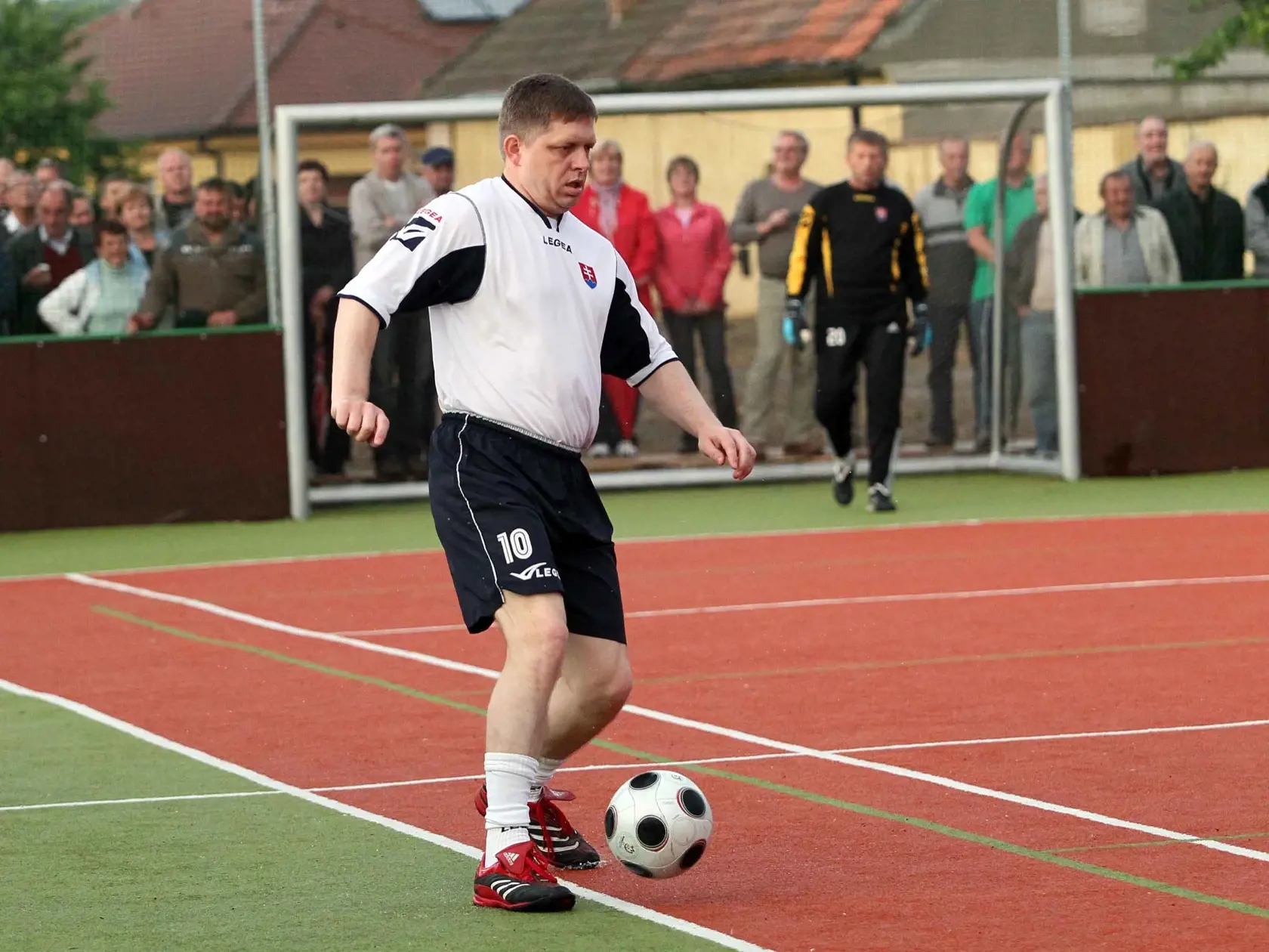 Robert Fico sa kedysi častokrát zabával futbalom.