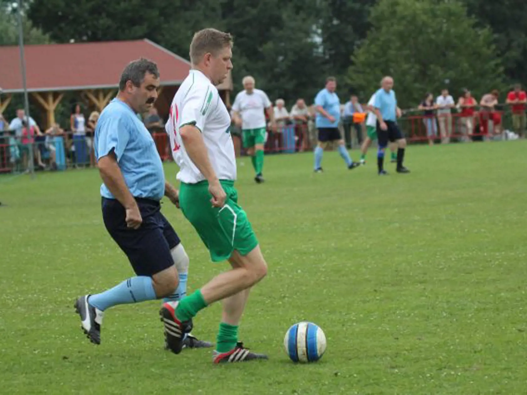 Niekdajší premiér Robert Fico si 29. júla 2012 zahral spolu s politikmi a bývalými futbalistami v exhibičnom futbalovom zápase proti veteránom hornonitrianskej partizánskej obce Cigeľ.