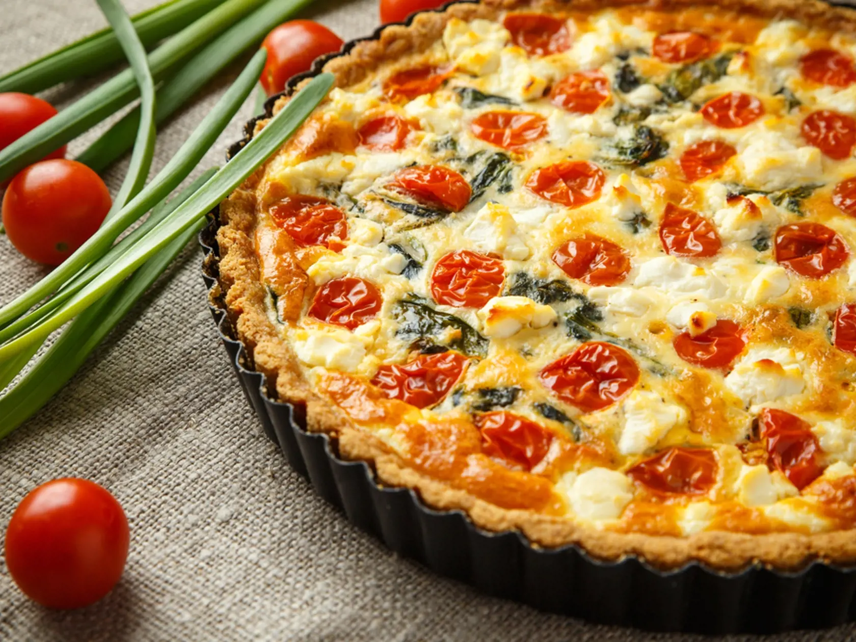 Vegetarian,Homemade,Pie,,Quiche,With,Tomatoes,,Spinach,And,Feta,Cheese