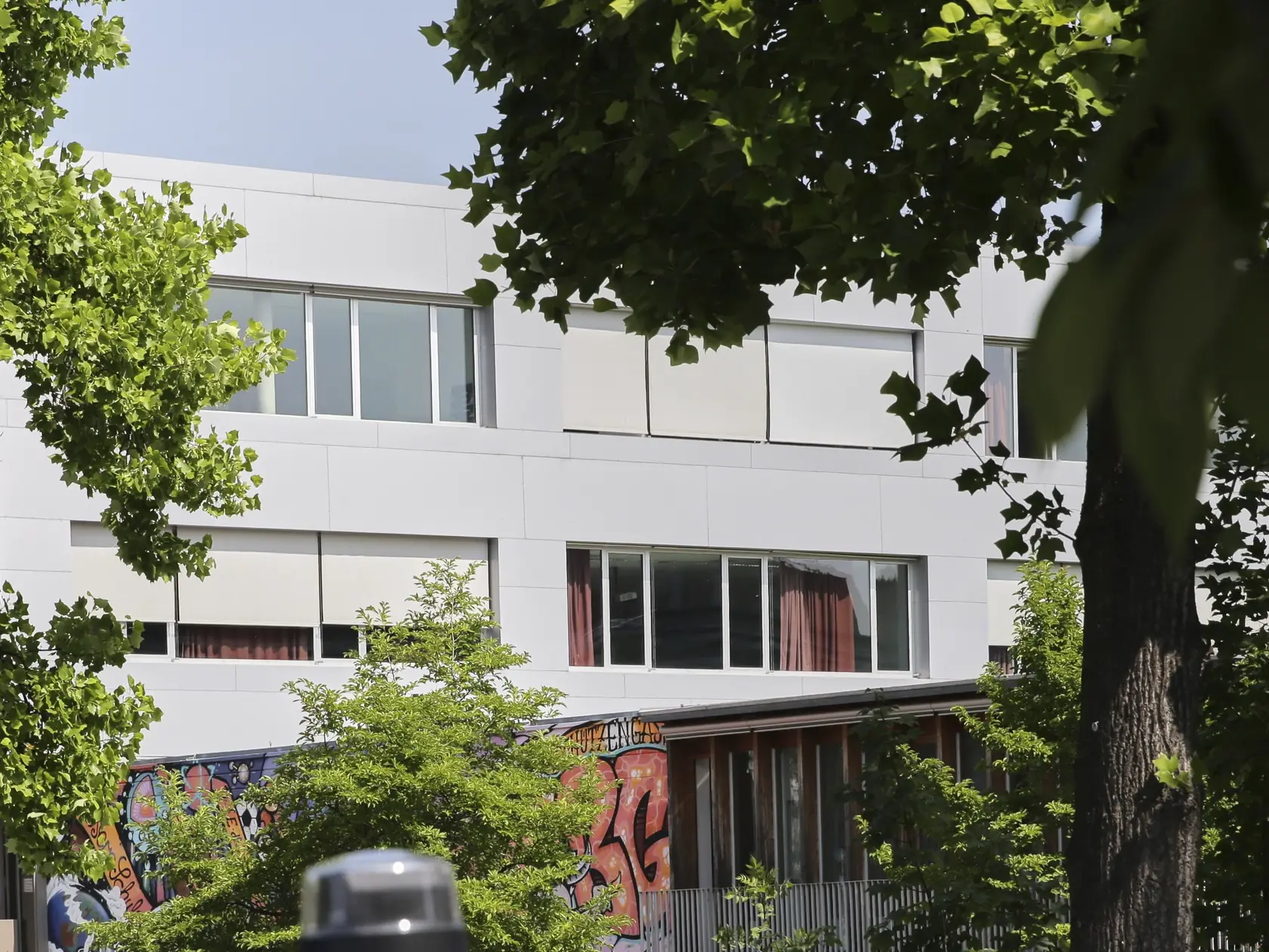 AZ10 Graz - Na snímke budova strednej školy, kde sa odohrala streľba v rakúskom meste Graz v utorok 10. júna 2025. Najmenej desať osôb v utorok zahynulo a dvojciferný počet ďalších je zranených po streľbe na strednej škole v rakúskom meste Graz. Podľa polície sa streľba ozvala okolo 10.00 h, v škole na ulici Dreierschuetzengasse bol spustený poplach a budovu evakuovali. Páchateľ údajne strieľal v dvoch triedach a následne spáchal samovraždu na jednej z toaliet. FOTO TASR/AP


View on a school building after shooting at the school in Graz, Austria, Tuesday, June 10, 2025. (AP Photo/Heinz-Peter Bader)