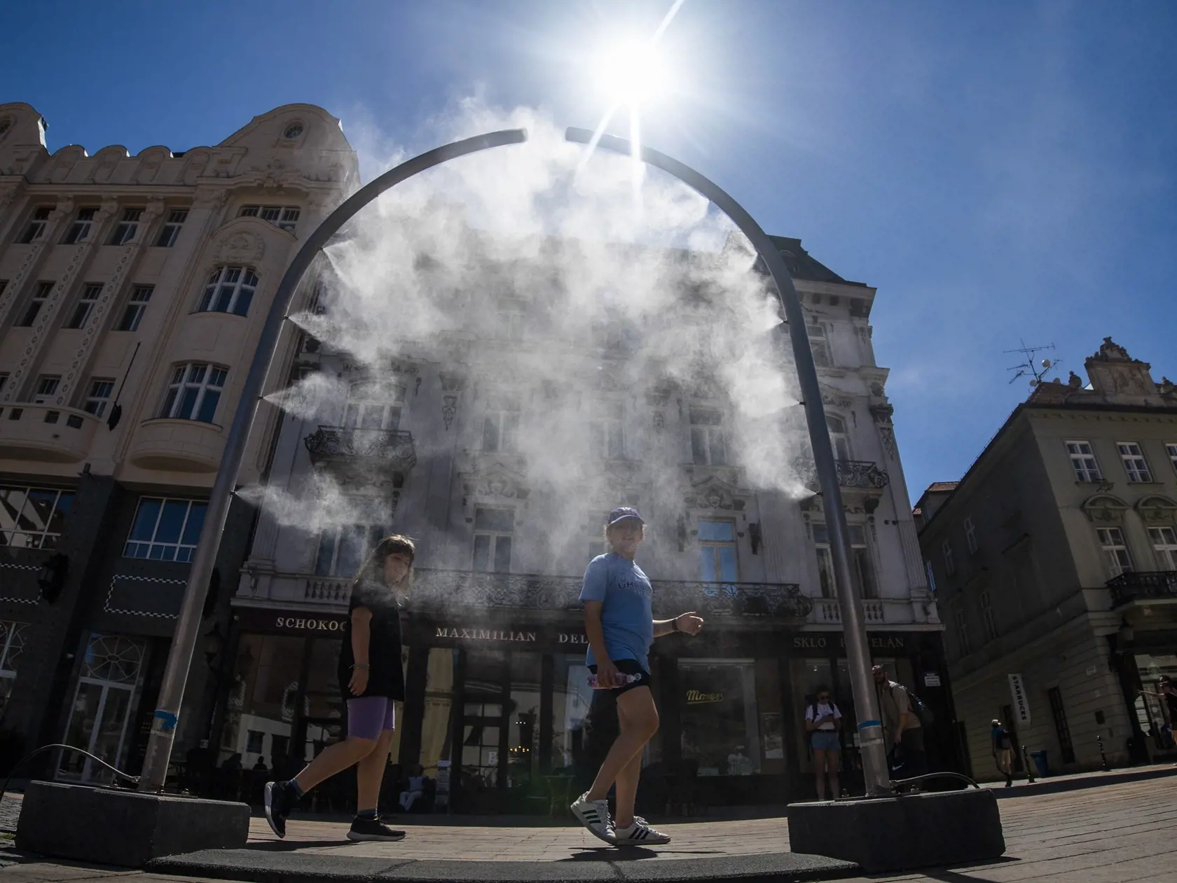 Na snímke ľudia sa ochladzujú počas vysokých teplôt na Hlavnom námestí v mestskej časti Bratislava - Staré mesto 3. júla 2022. FOTO TASR - Martin Baumann 