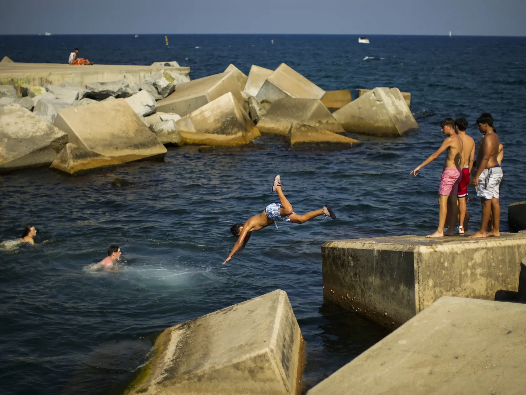 EBE 10 Barcelona - Mladíci skáču do vôd do Stredozemného mora počas horúceho slnečného dňa v Barcelone v  Španielsku 21. júla 2022. FOTO TASR/AP


Youngsters dive into the Mediterranean sea during a hot sunny day in Barcelona, Spain, Thursday, July 21, 2022. (AP Photo/Francisco Seco)