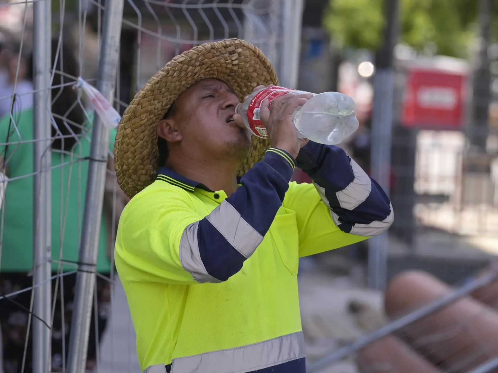 JB 29 Madrid - Cestný zamestnanec pije vodu počas horúceho dňa v Madride 18. júla 2022. Španielsky meteorologický ústav AEMET vydal pre viaceré regióny varovanie pred vysokými teplotami. Teplota vzduchu môže v niektorých častiach Španielska dosiahnuť až 44 stupňov Celzia. TASR o tom informuje na základe správ agentúr AFP a DPA. FOTO TASR/AP 

A road worker stops to take a drink of water in Madrid, Spain, Monday, July 18, 2022. In both Spain and France, fierce heat is fueling blazes as forecaster