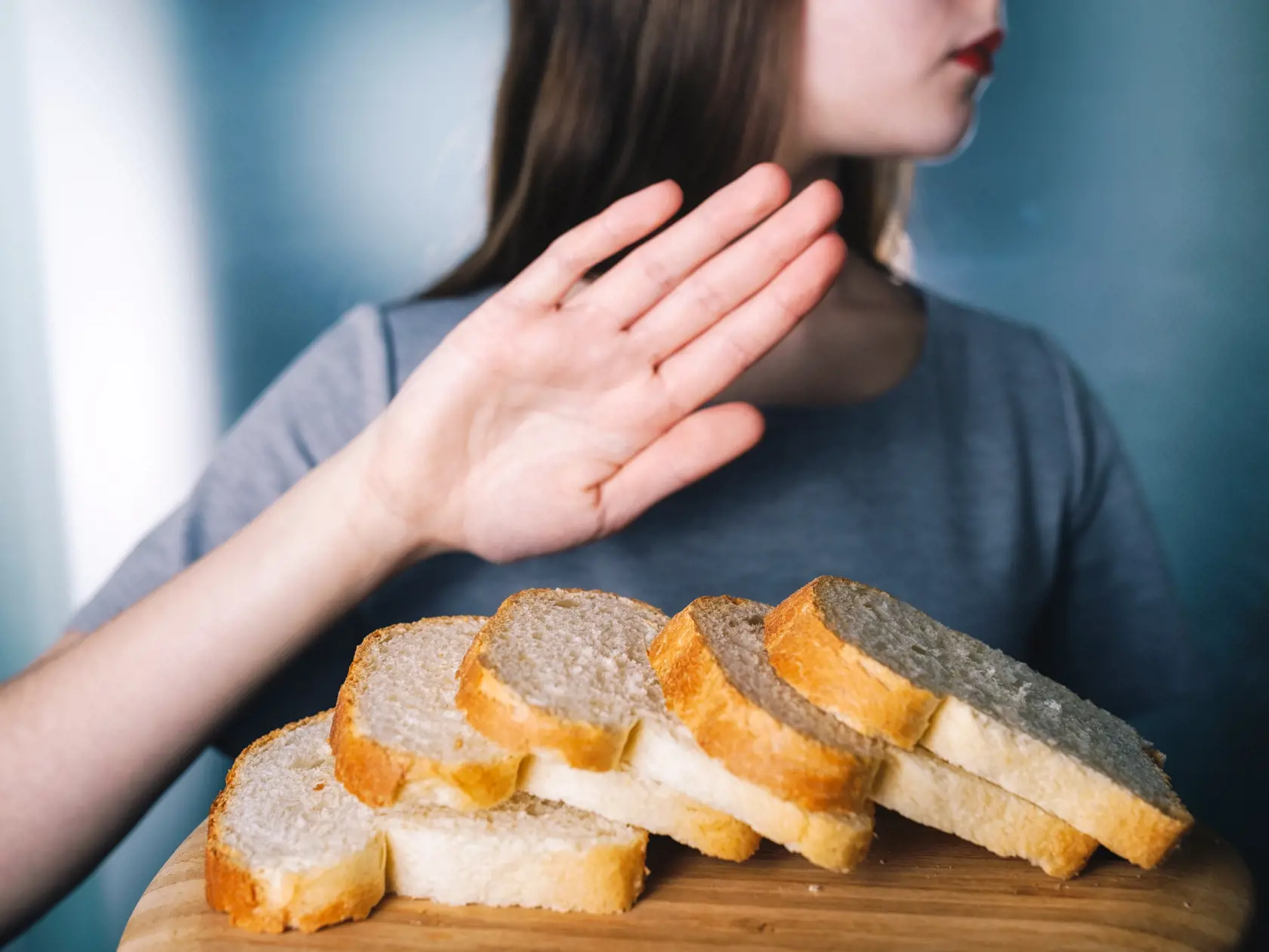 Veľký pozor by si celiatici mali dať aj na mäsové výrobky, ktoré sú upravované konzervovaním, mrazením, či rafinovaním. Medzi takéto patria napríklad párky, paštéty, mäsové konzervy a podobne. Ako sme už spomenuli tiež je veľmi dôležité vyhýbať sa alkoholickým nápojom s obsahom lepku, ale aj rôzne náhrady kávy sú často s obsahom gluténu.