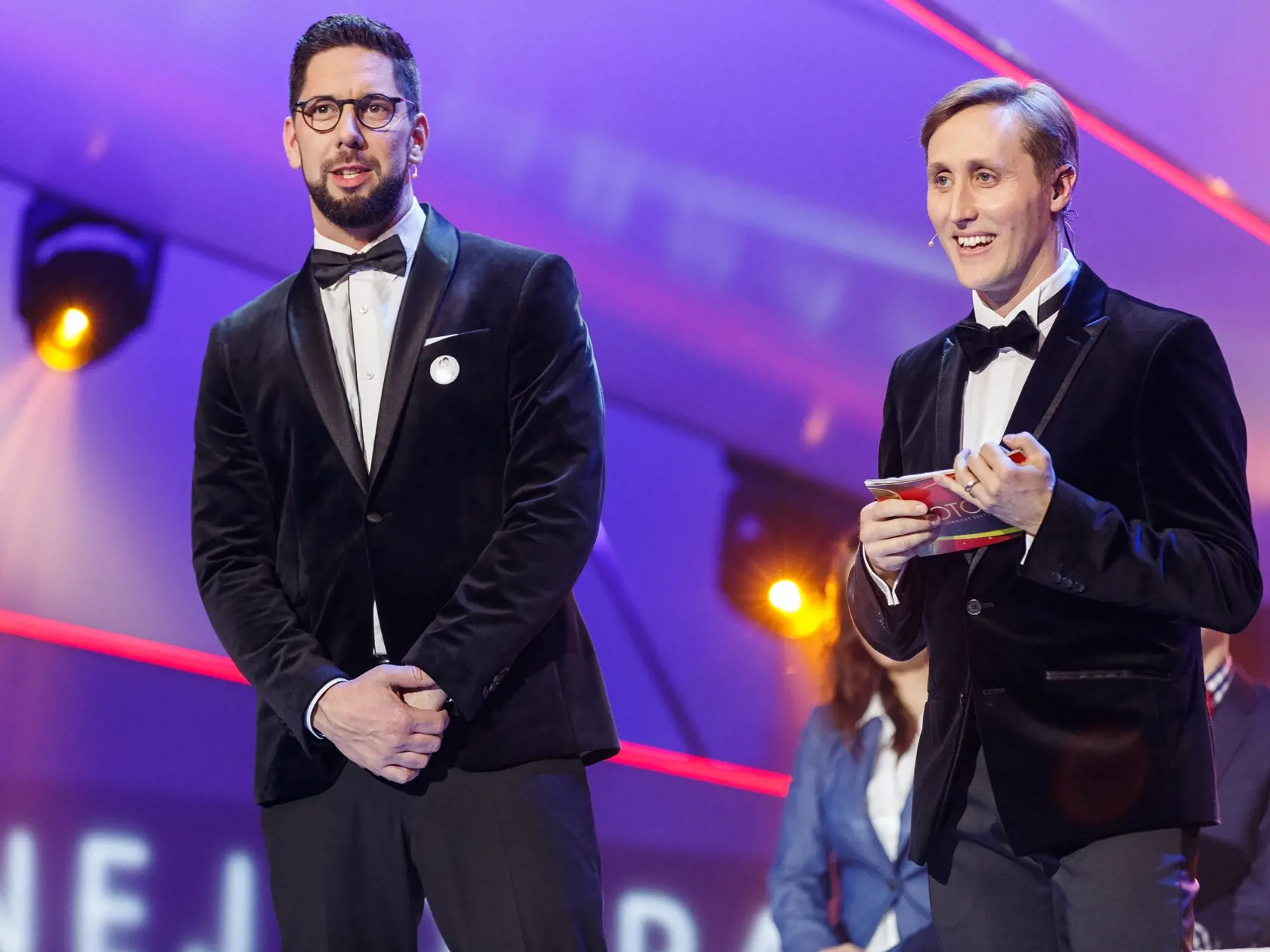 Na snímke herec Juraj Šoko Tabaček a moderátor Matej Sajfa Cifra počas slávnostného vyhlasovania ankety Osobnosť televíznej obrazovky 2018 v budove Slovenského národného divadla.